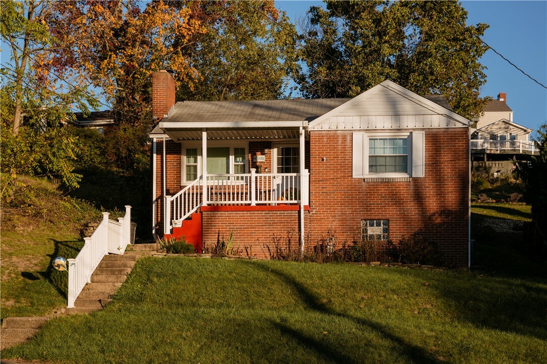 Property Photo:  434 Bluff St  PA 15317 