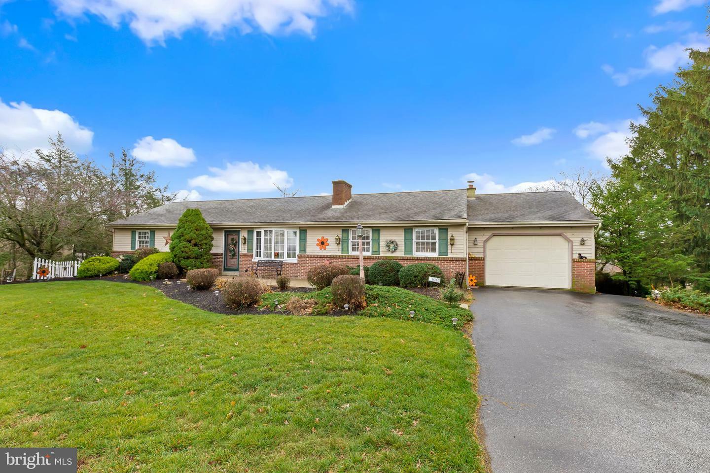 Property Photo:  1915 White Oak Road  PA 17579 