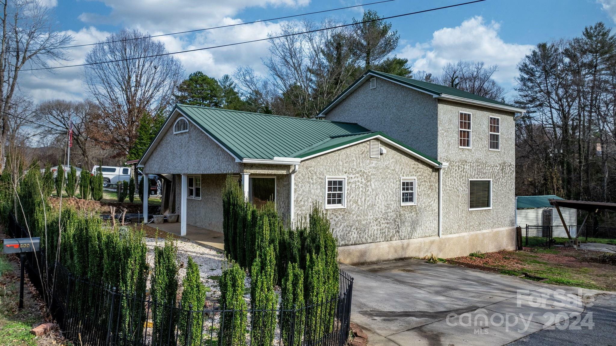 Property Photo:  200 Walnut Avenue  NC 28638 