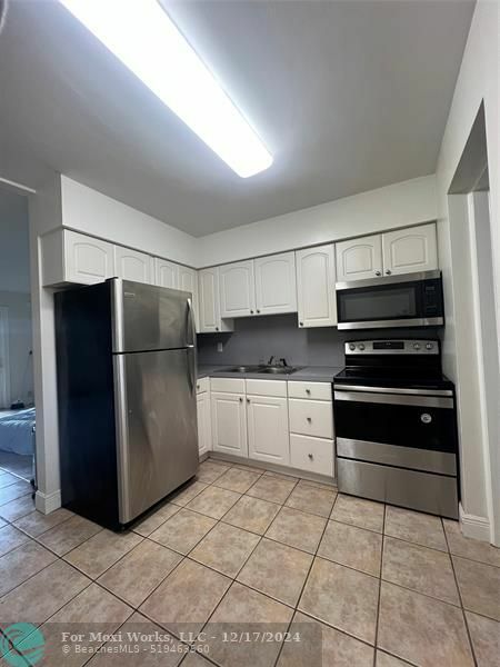 Property Photo:  3042 NE 13th Ave  FL 33334 