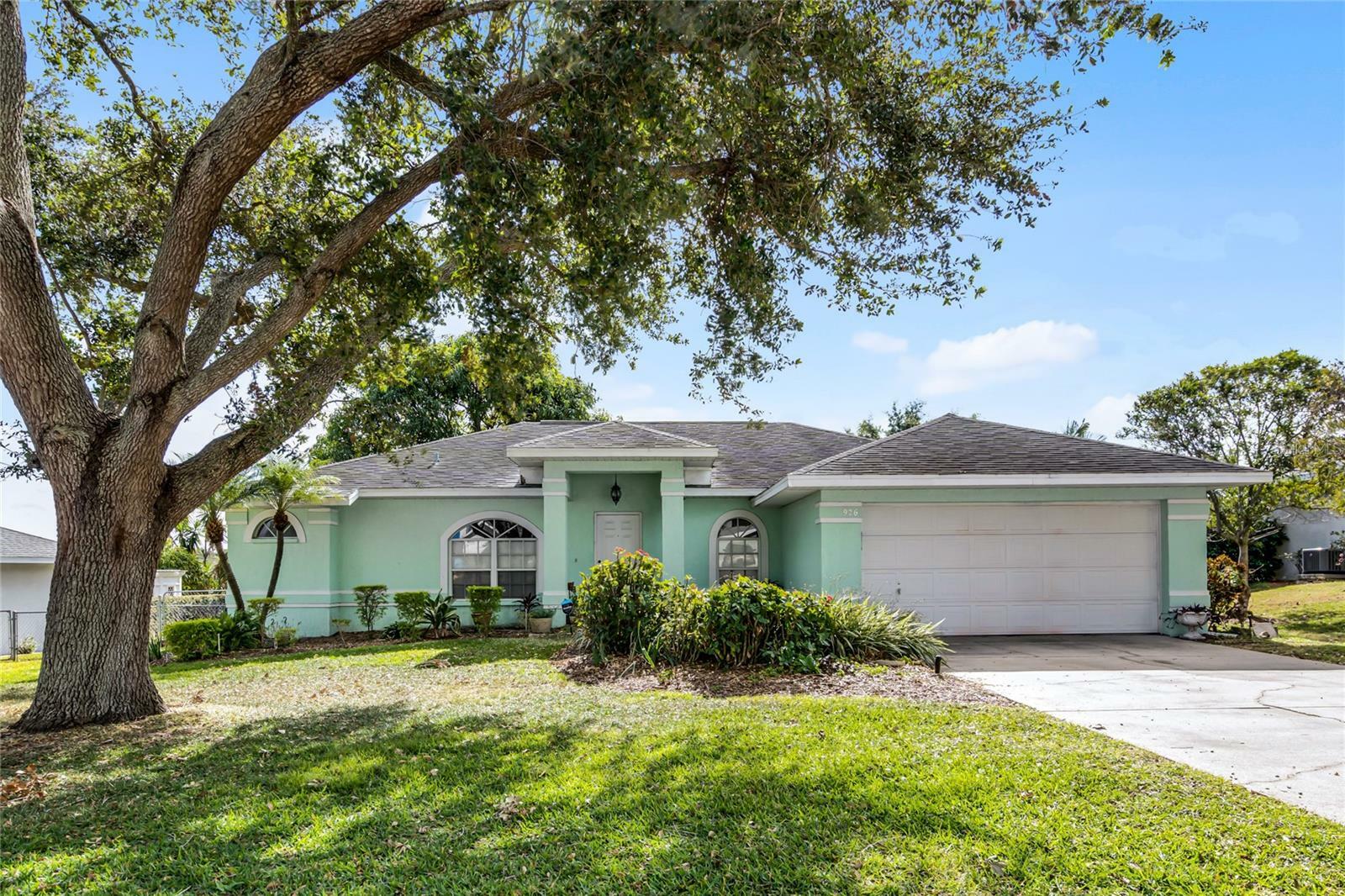 Property Photo:  926 Oxford Way  FL 33853 