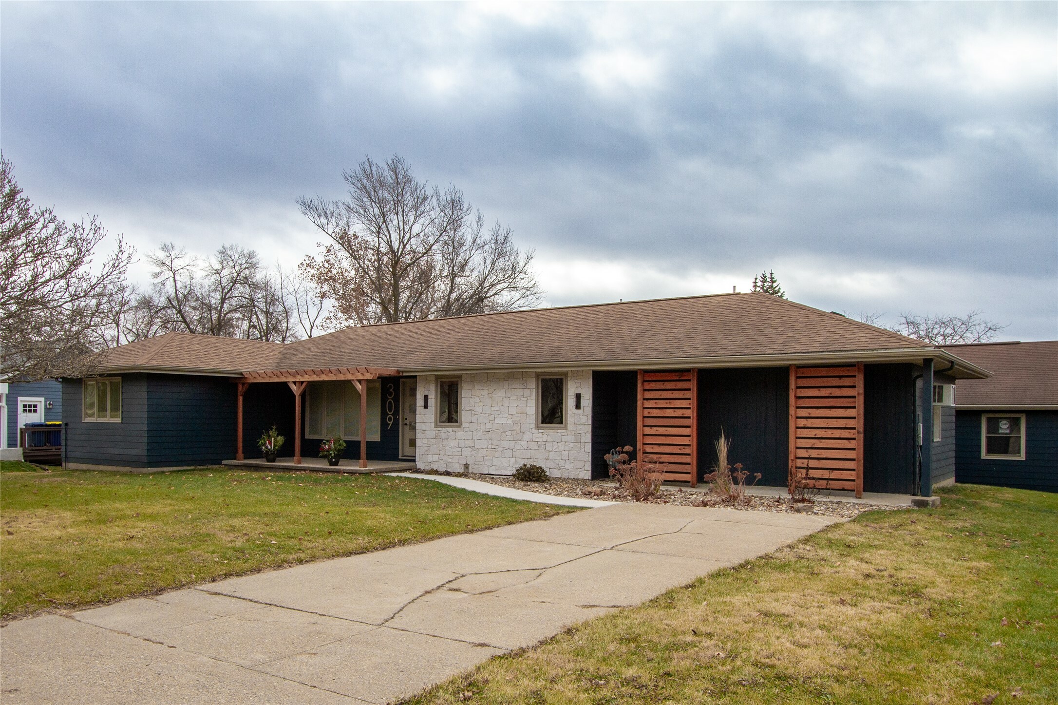 Property Photo:  309 Independence Street  IA 50219 