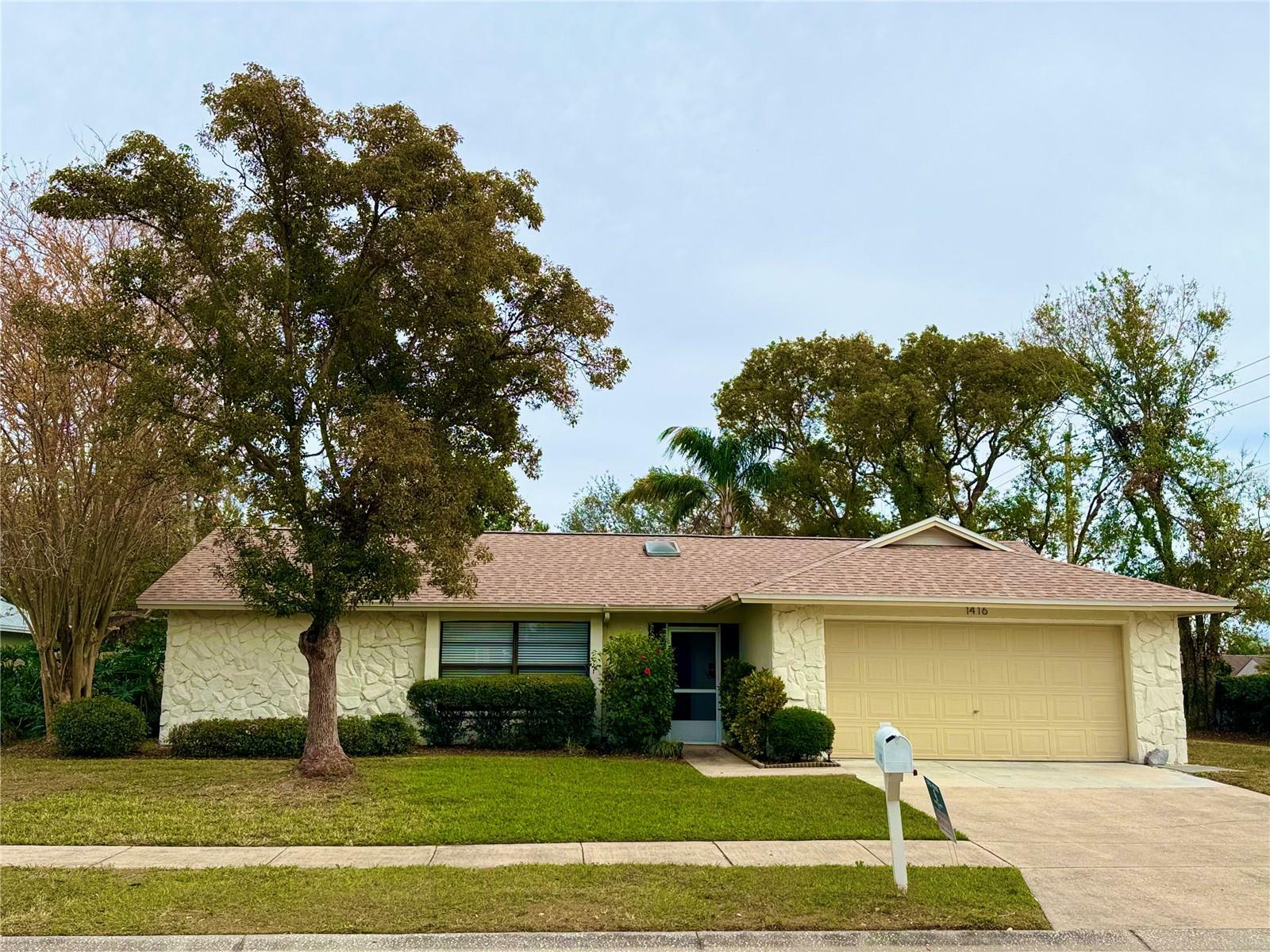 Property Photo:  1416 Glenmere Drive  FL 33511 