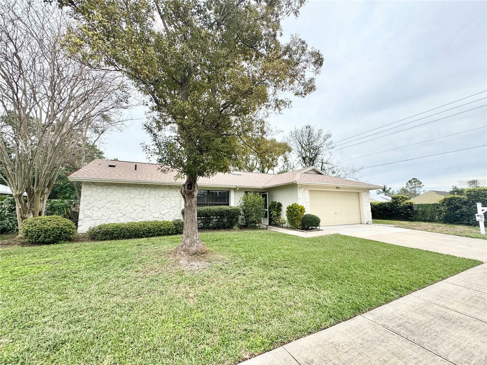 Property Photo:  1416 Glenmere Drive  FL 33511 