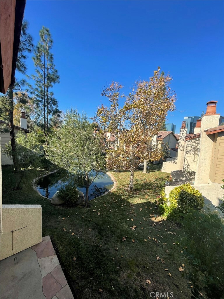 Property Photo:  21551 Burbank Boulevard 102  CA 91367 