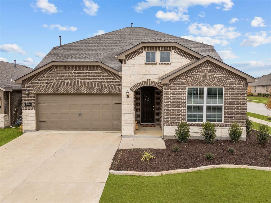 Property Photo:  2400 Mockingbird Court  TX 76247 