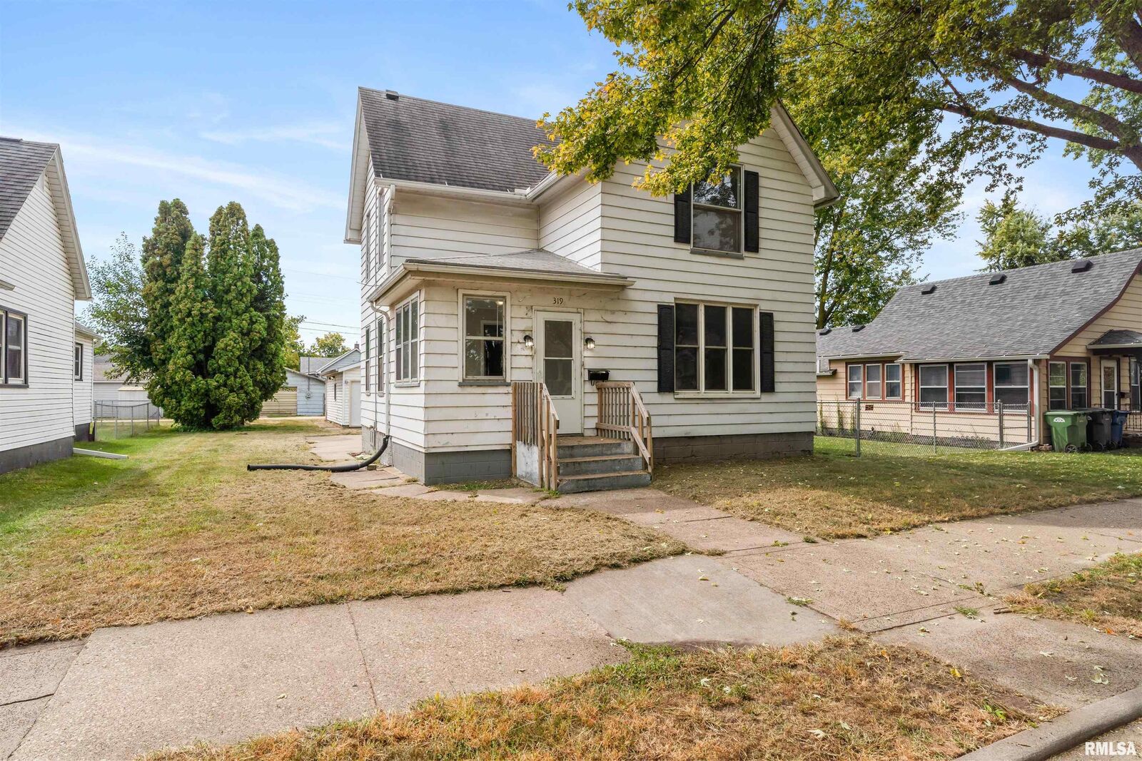 Property Photo:  319 4th Avenue North  IA 52732