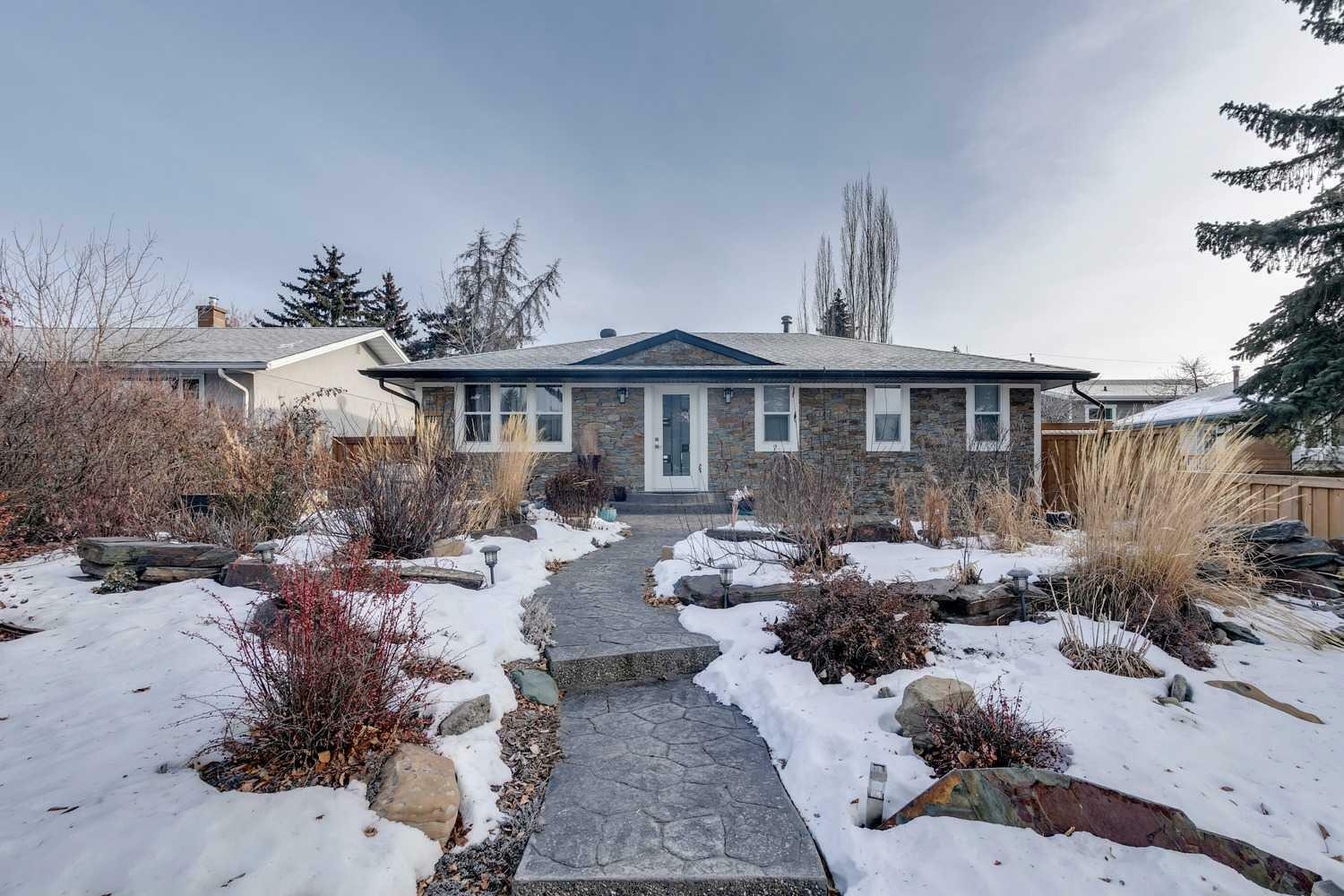 3140 46 Street SW  Calgary AB T3E 3W8 photo