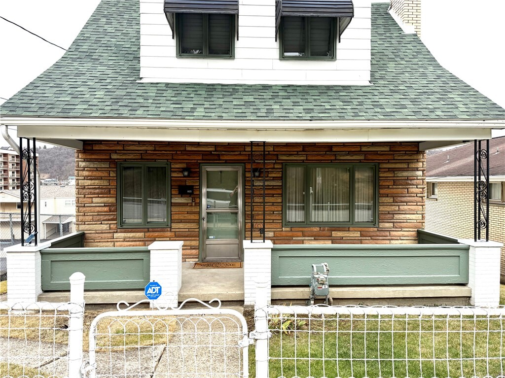 Property Photo:  805 Washington Avenue  PA 15022 