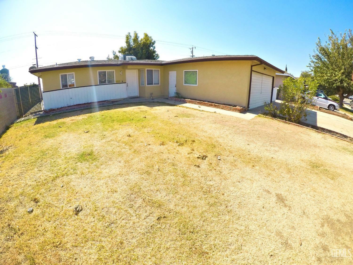 Property Photo:  913 Monna Avenue  CA 93308 