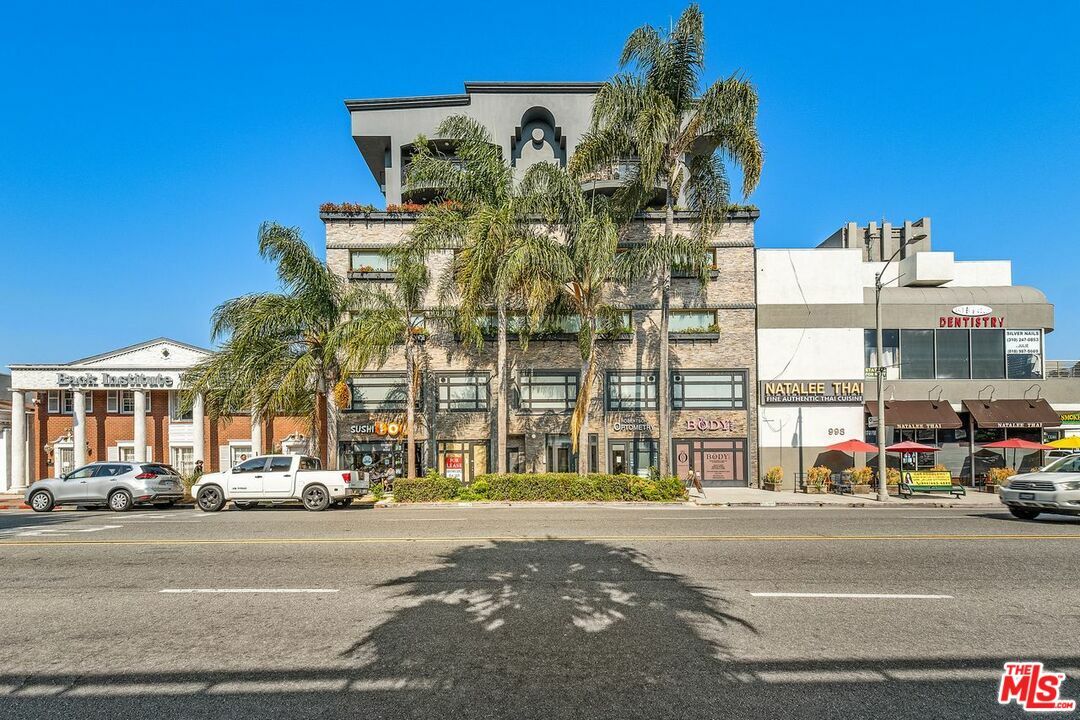 Property Photo:  930 S Robertson Blvd 504  CA 90035 