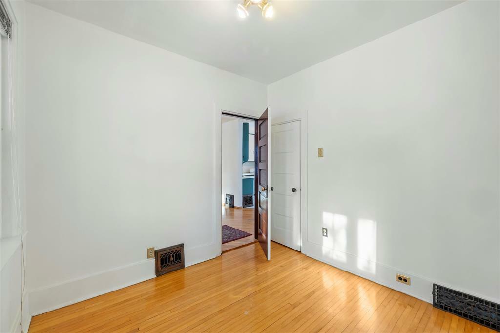 Property Photo:  49 Carmen Avenue  MB R2L 0E4 