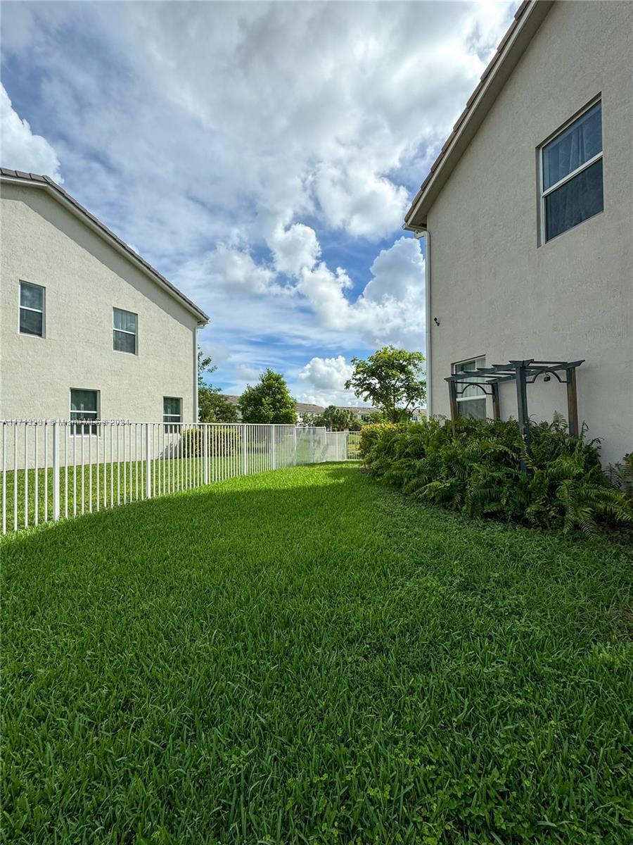 Property Photo:  5035 Eucalyptus Dr 5035  FL 33021 