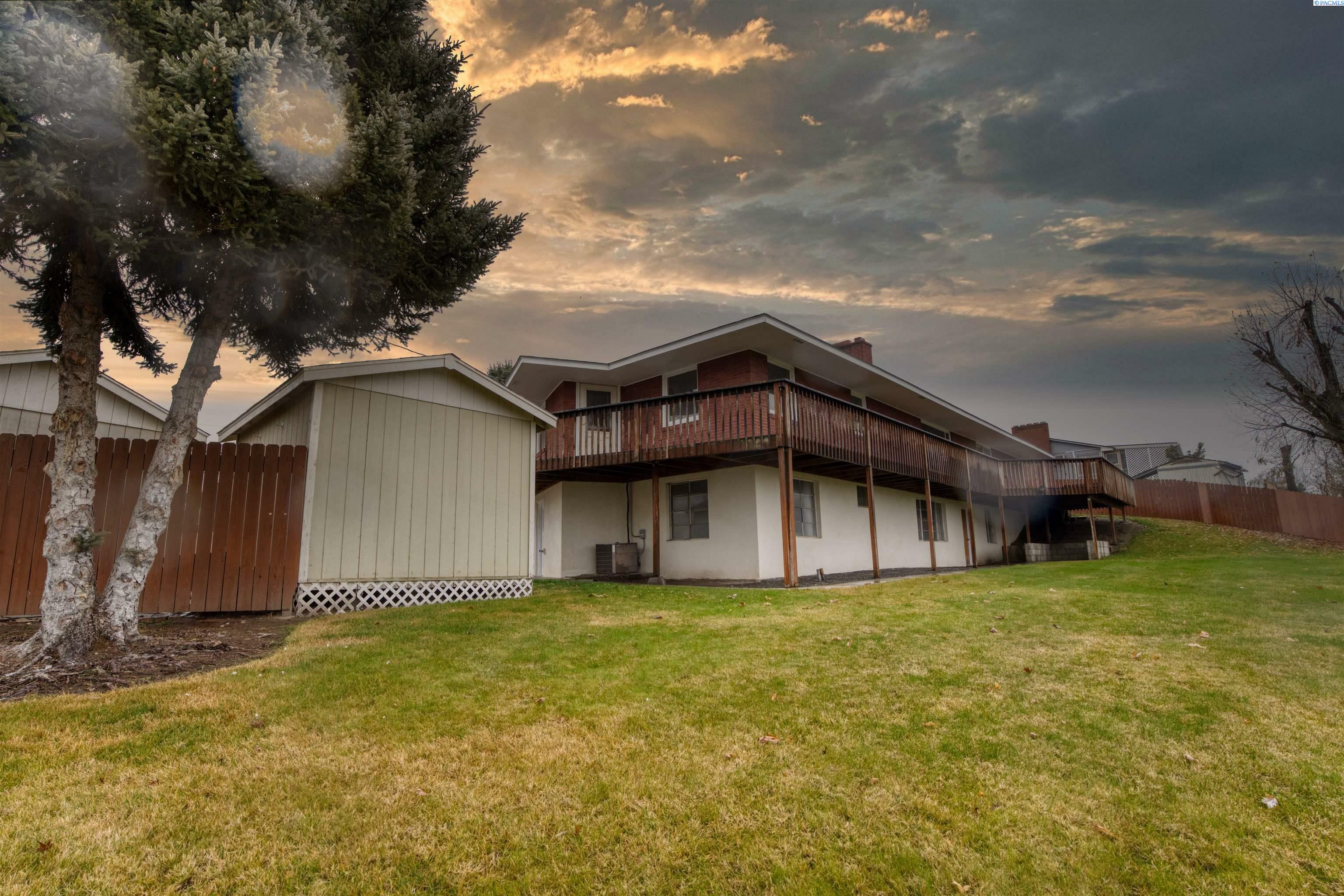 Property Photo:  803 Upland  WA 98944 