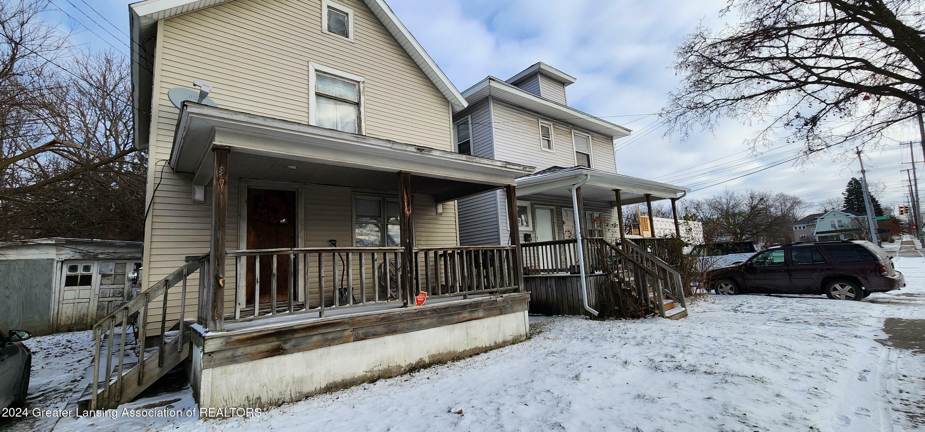 Property Photo:  911 E Kalamazoo Street  MI 48912 