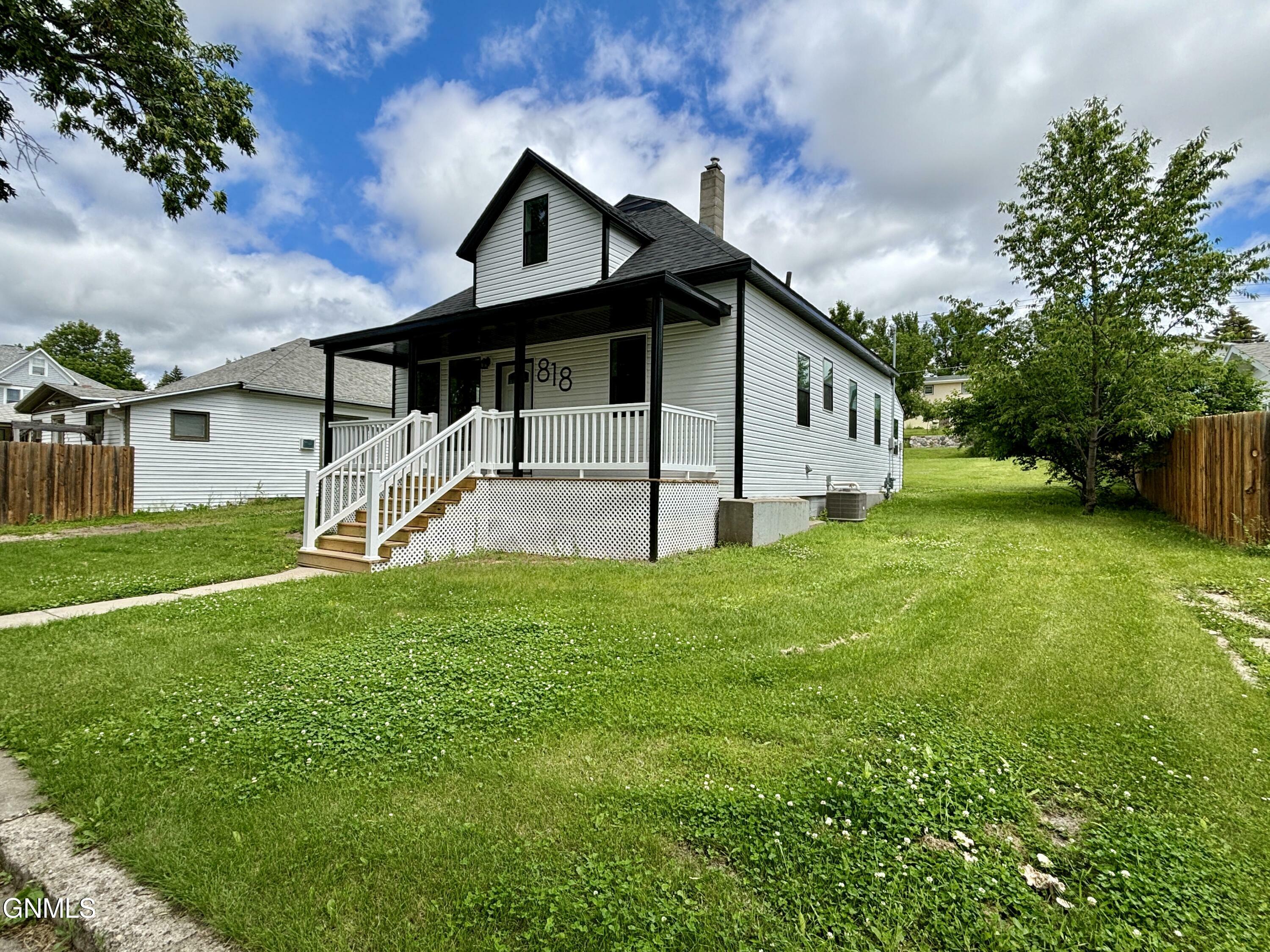 Property Photo:  818 4th Avenue  ND 58577 