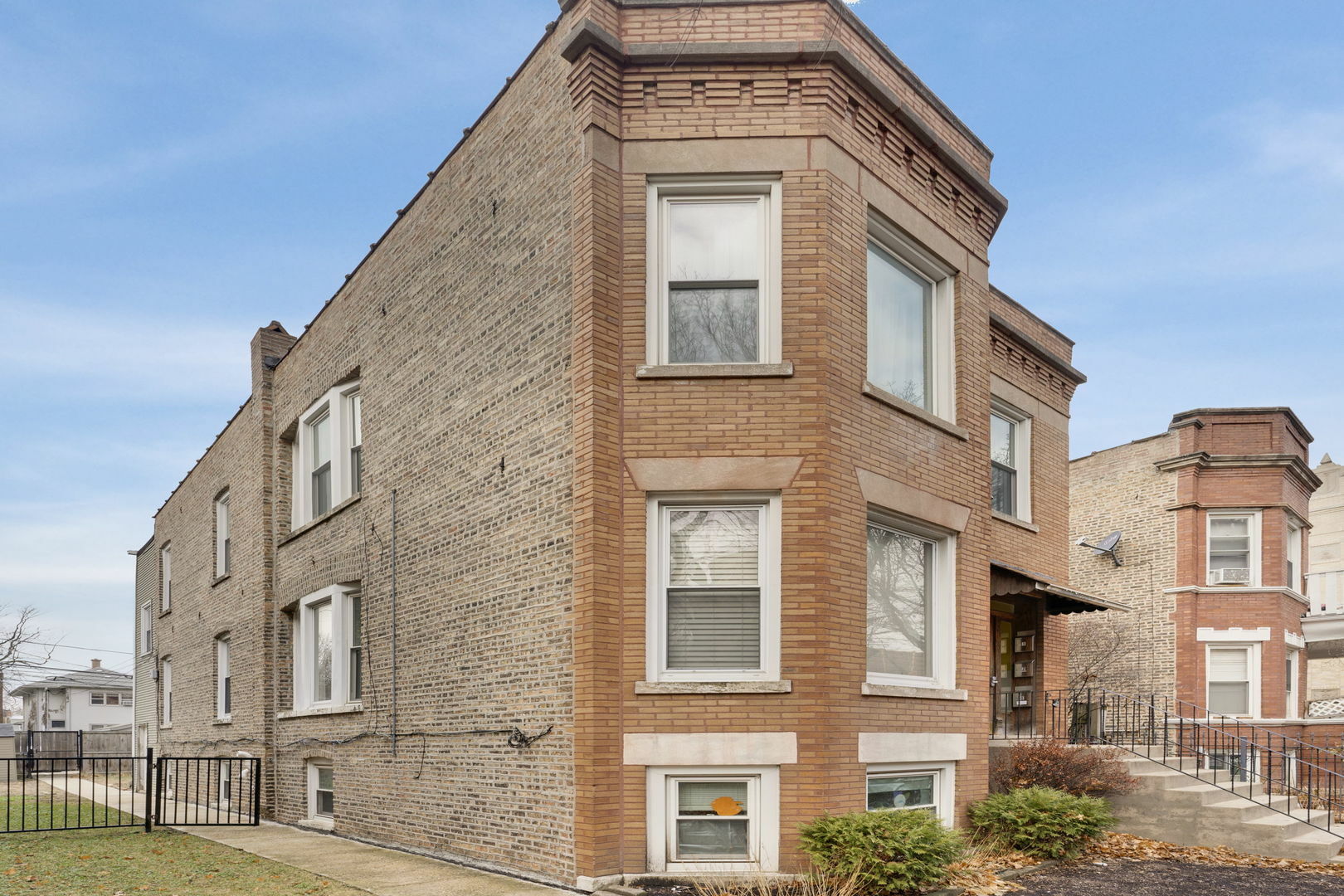 4614 N Saint Louis Avenue  Chicago IL 60625 photo