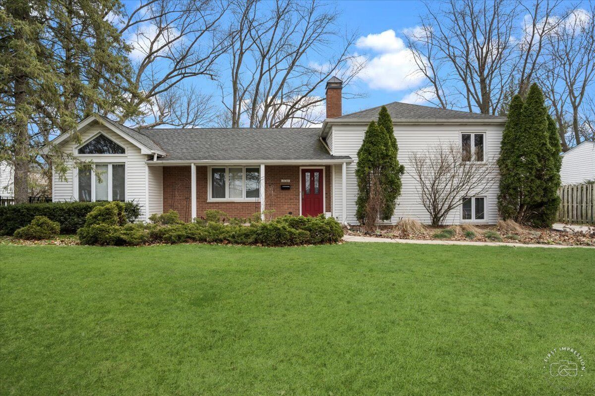 Property Photo:  1120 N Brainard Street  IL 60563 