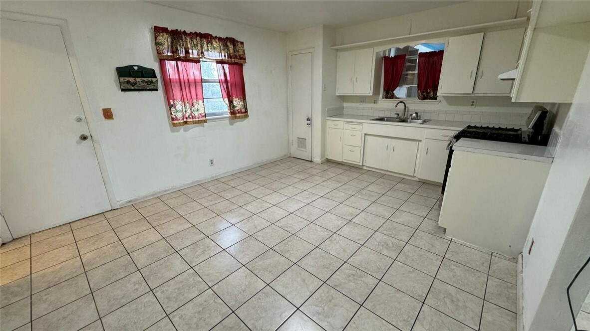 Property Photo:  804 N 7th Street  AR 72756 