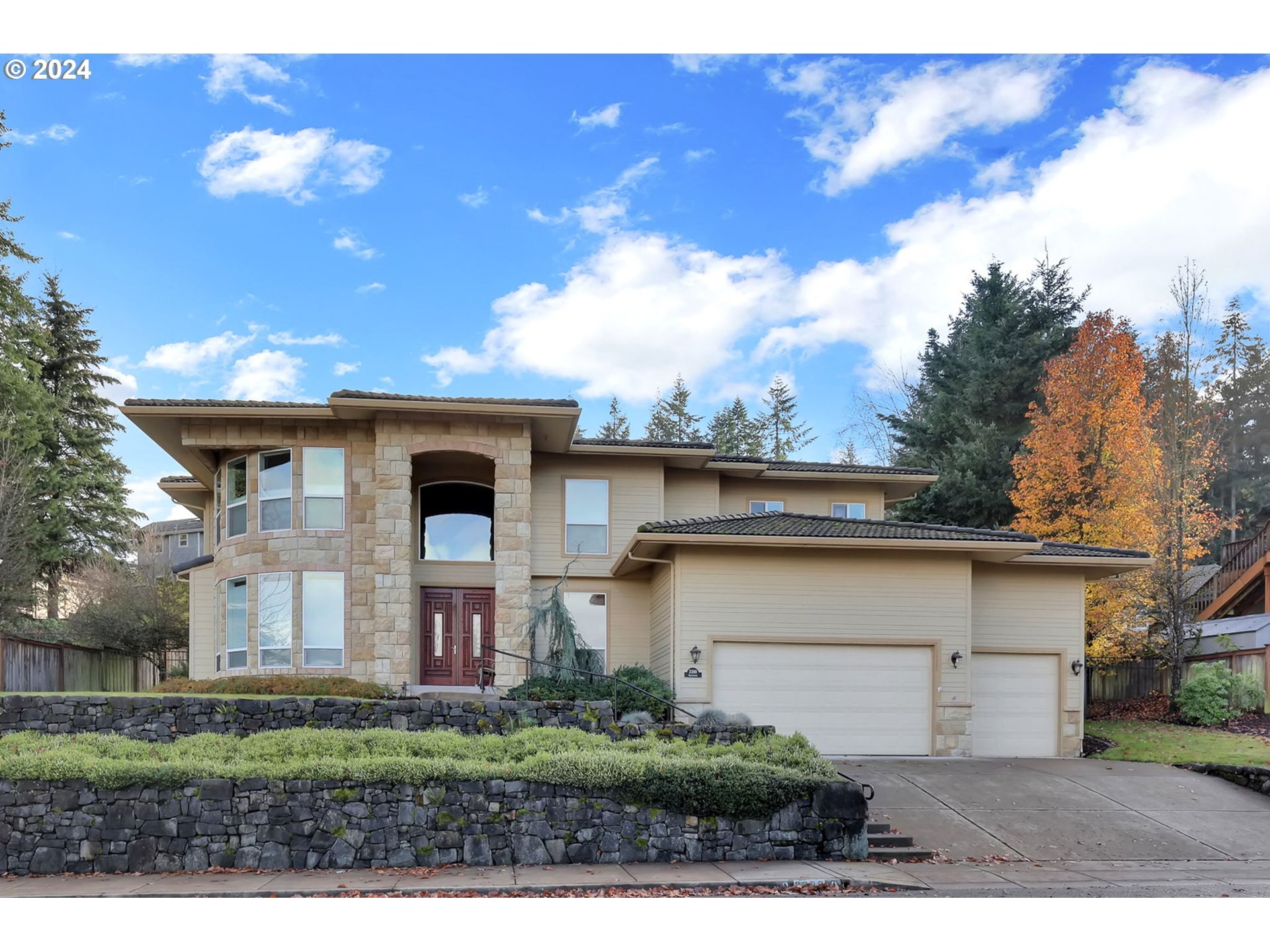 Property Photo: 3388 Southview Dr OR 97405