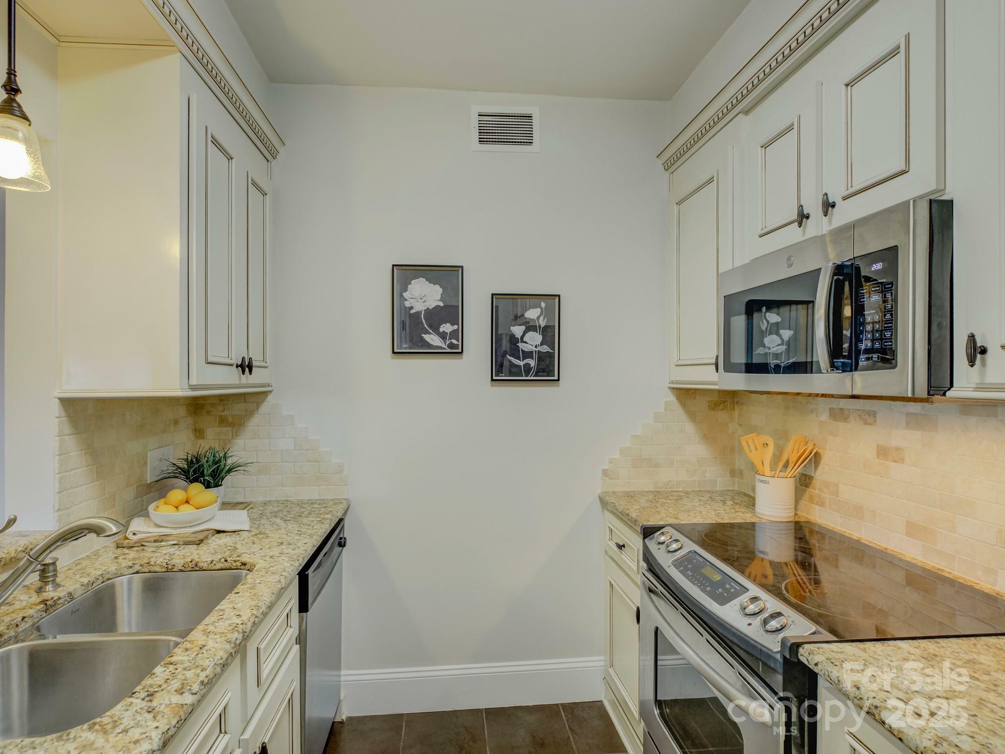 Property Photo: 224 N Poplar Street 19 NC 28202