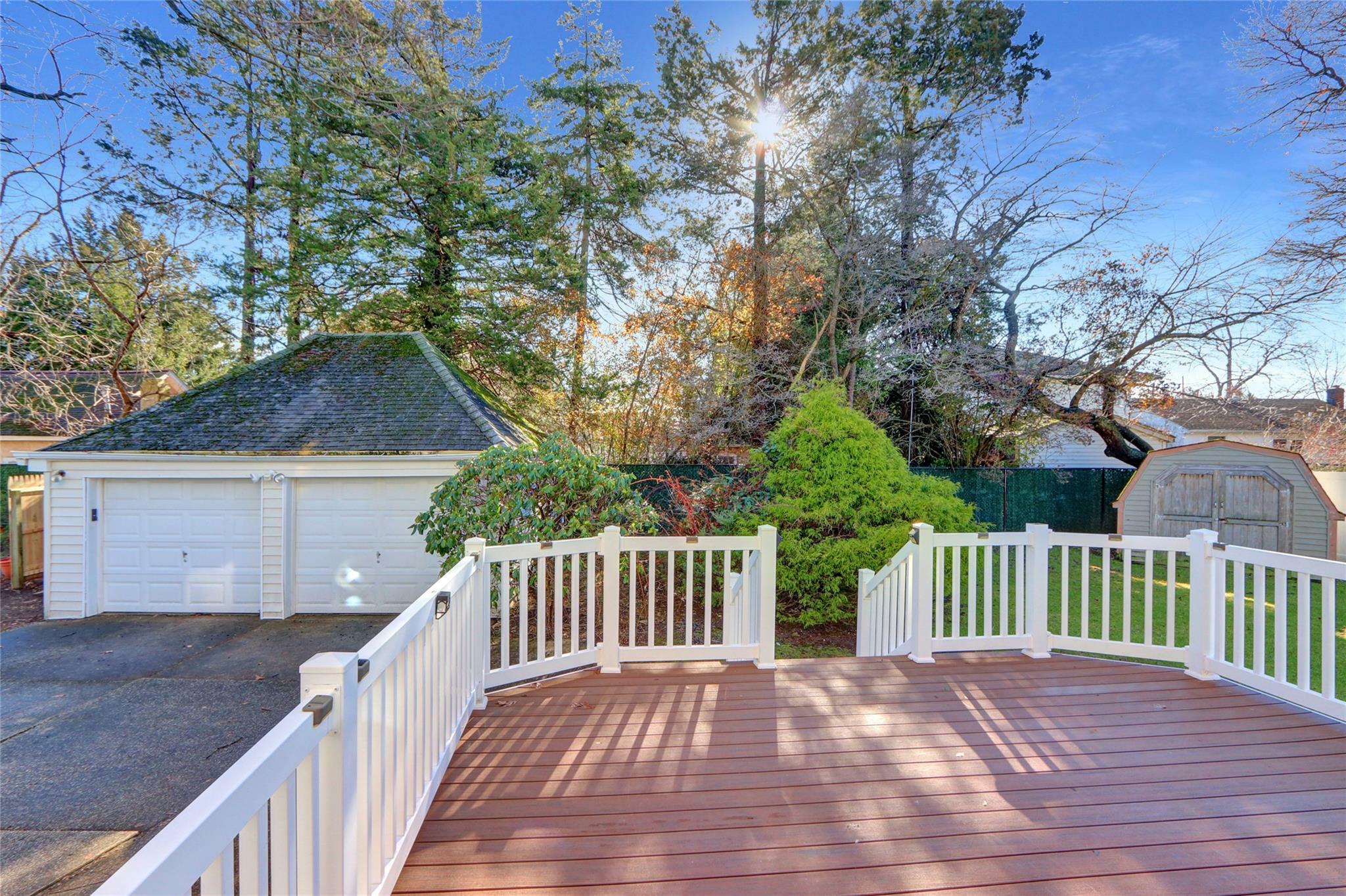 Property Photo:  724 Glendale Road  NY 11704 