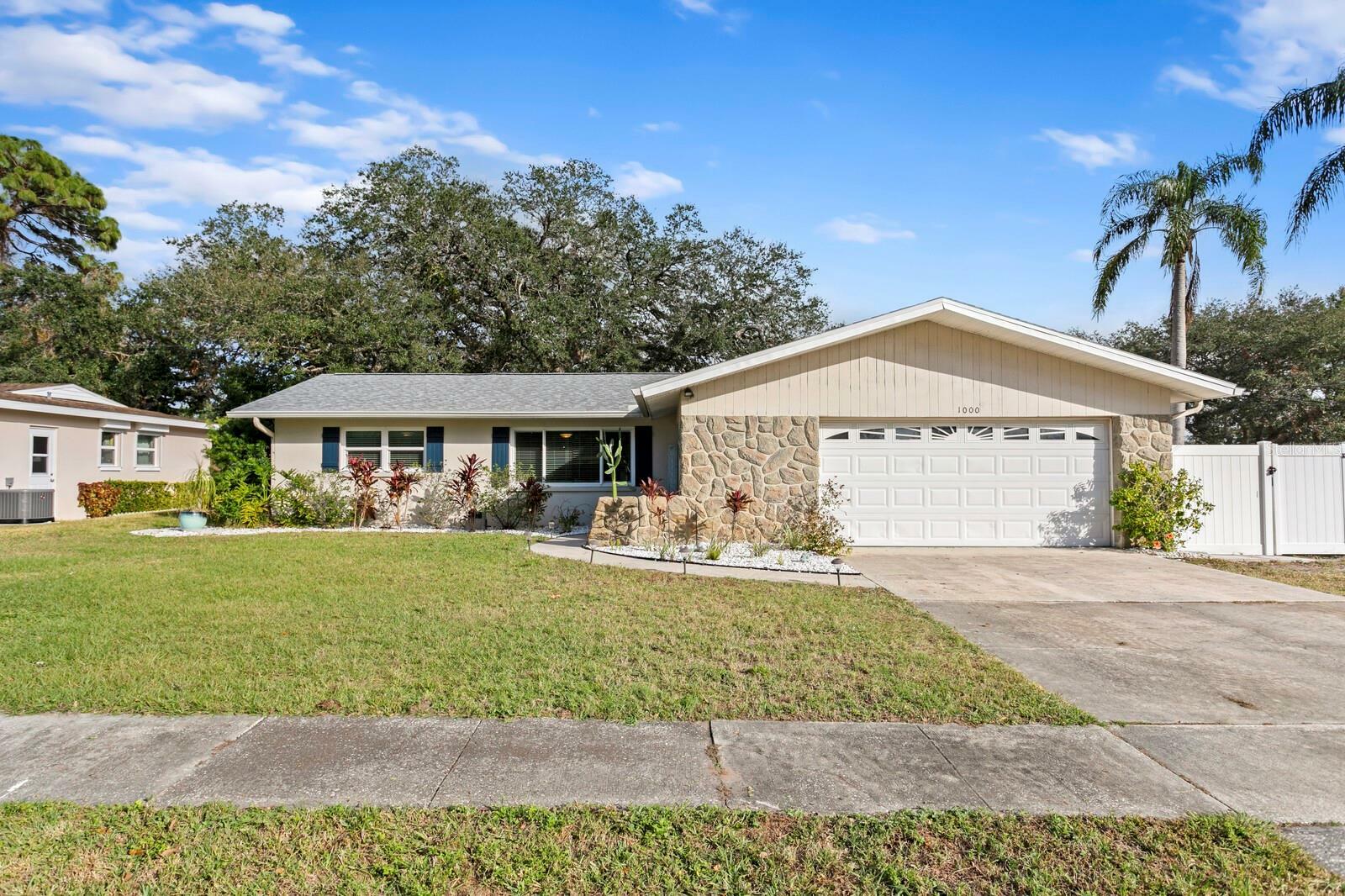 Property Photo:  1000 Woodbrook Drive  FL 33770 