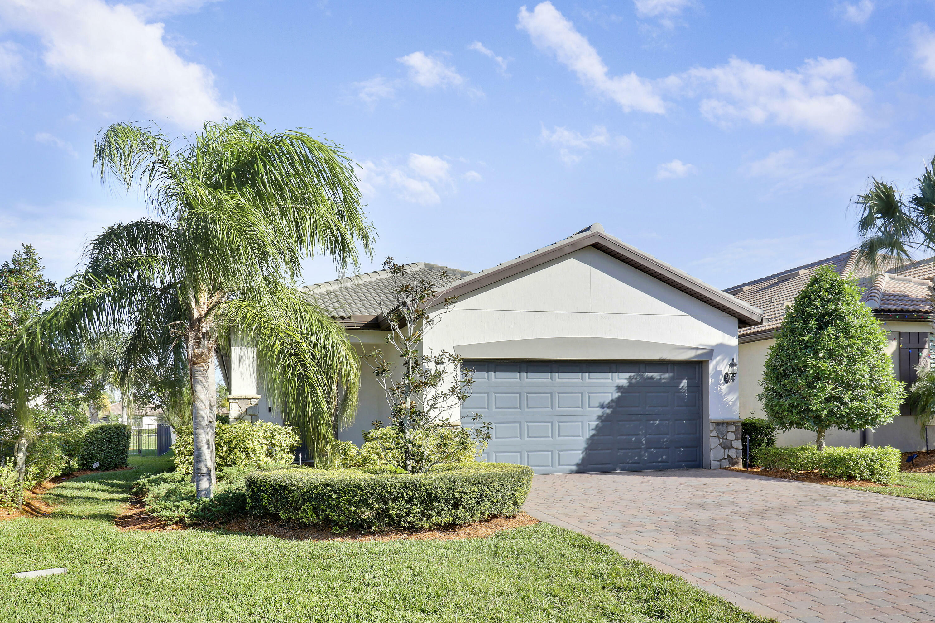 Property Photo: 633 SE Monet Drive FL 34984