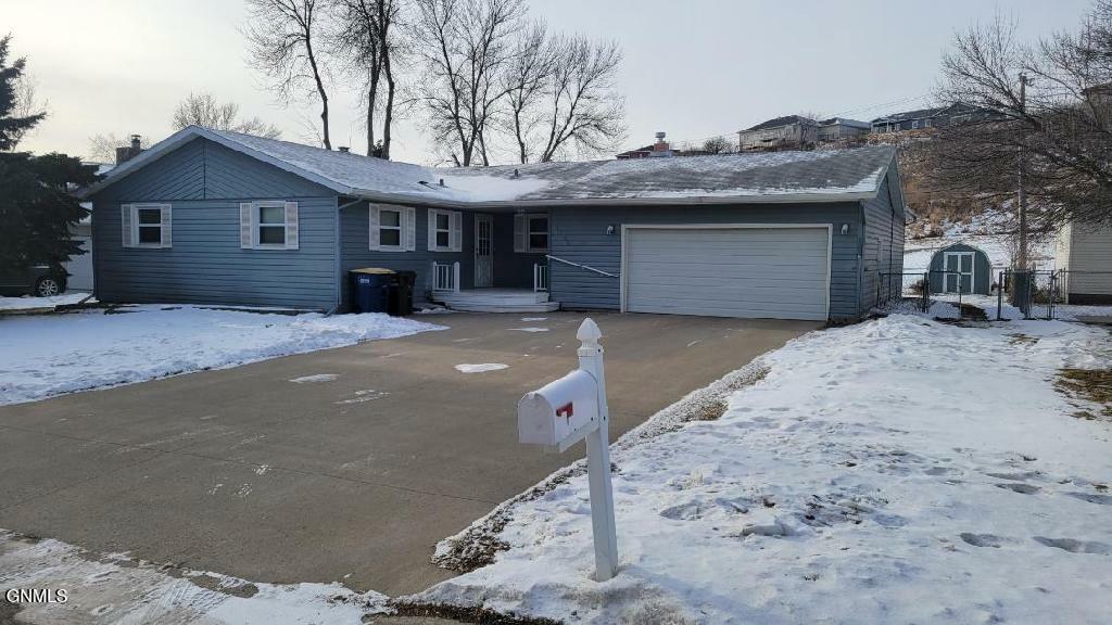 Property Photo:  1405 5th Avenue NW  ND 58401 