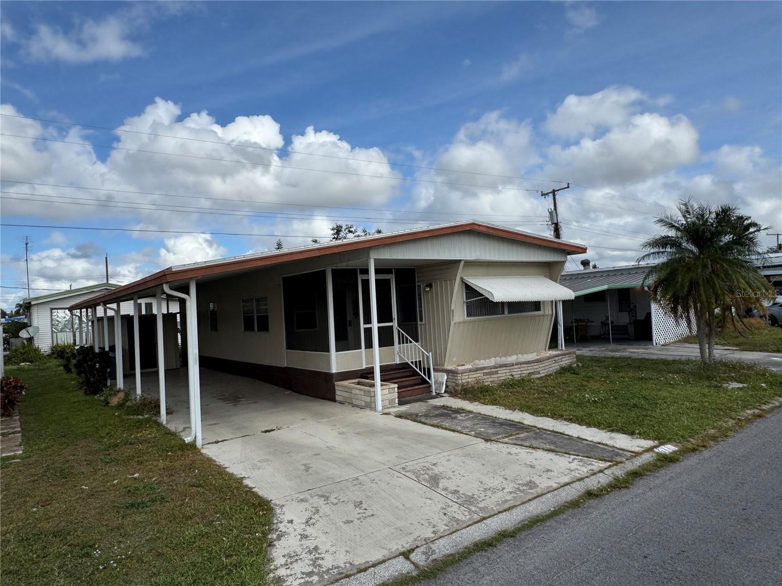 Property Photo: 611 50th Avenue Drive W FL 34207