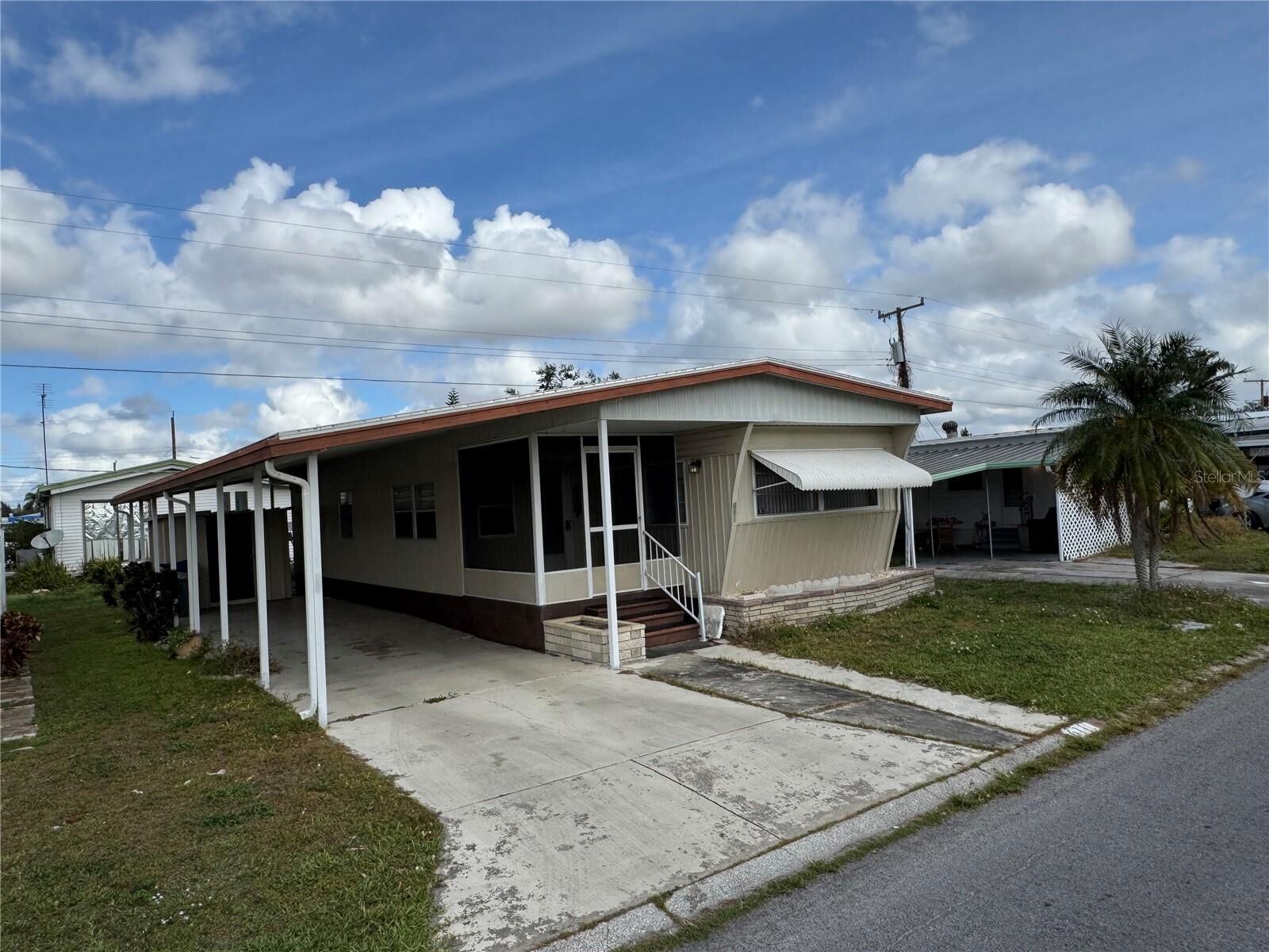 Property Photo:  611 50th Avenue Drive W  FL 34207 