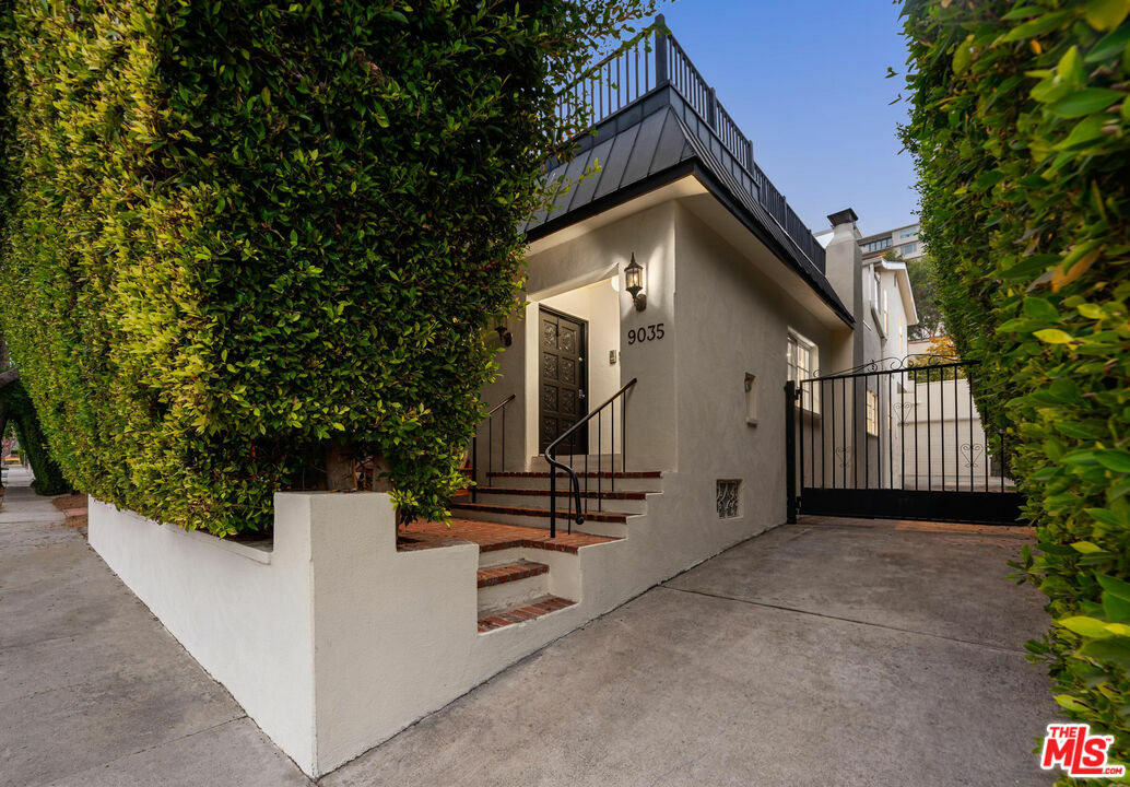 Property Photo:  9035   Lloyd Pl  CA 90069 