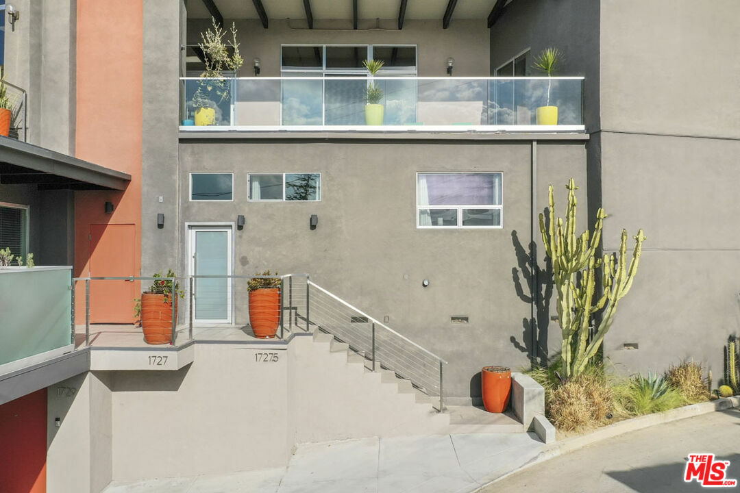 Property Photo:  1727 1/2 Webster Ave  CA 90026 