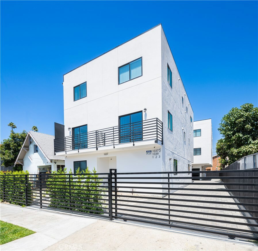 Property Photo:  1037 W 43rd Street  CA 90037 