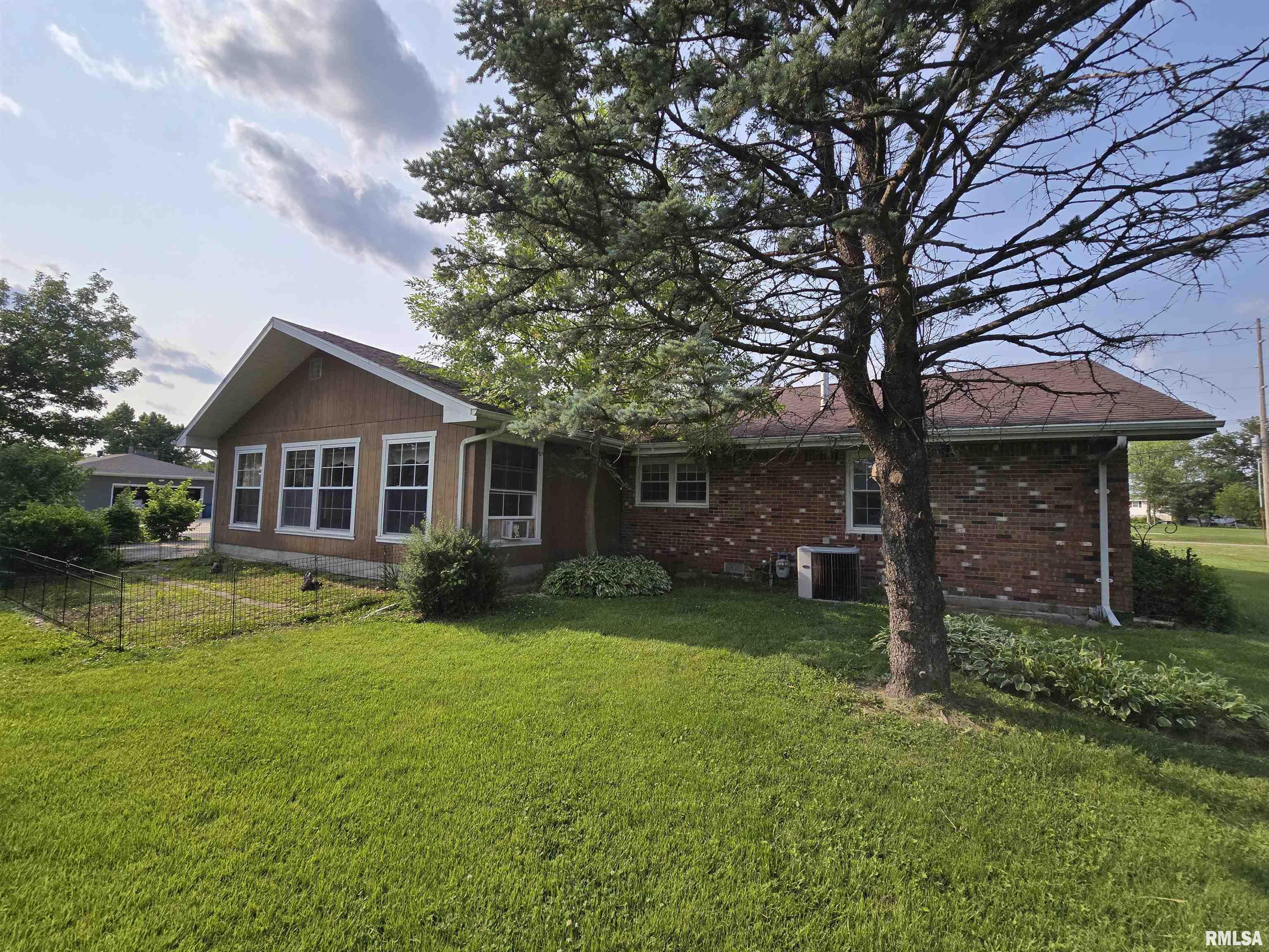 Property Photo: 405 Easthaven Drive IL 62801