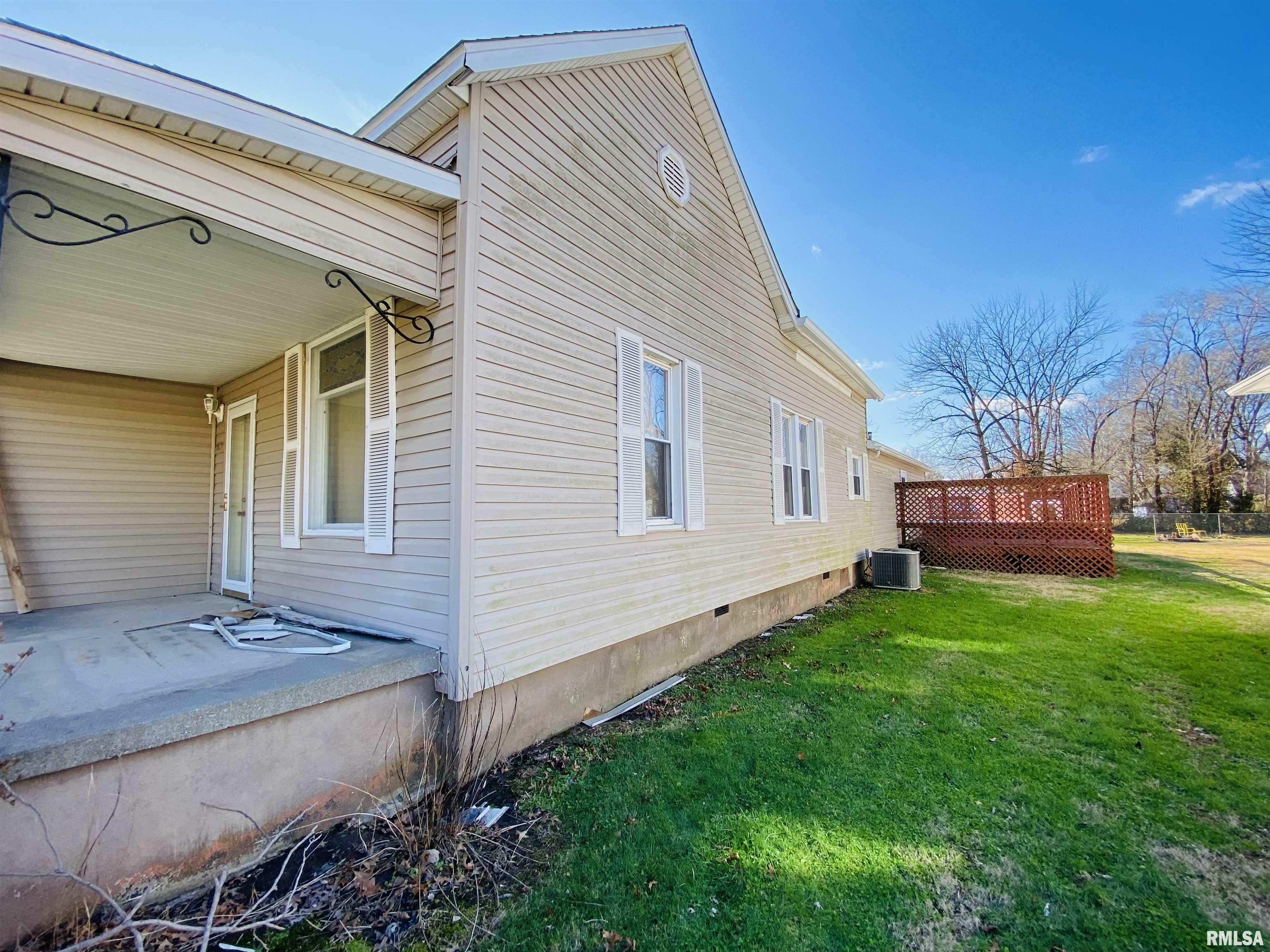 Property Photo:  615 S McKinley Street  IL 62946-2540 