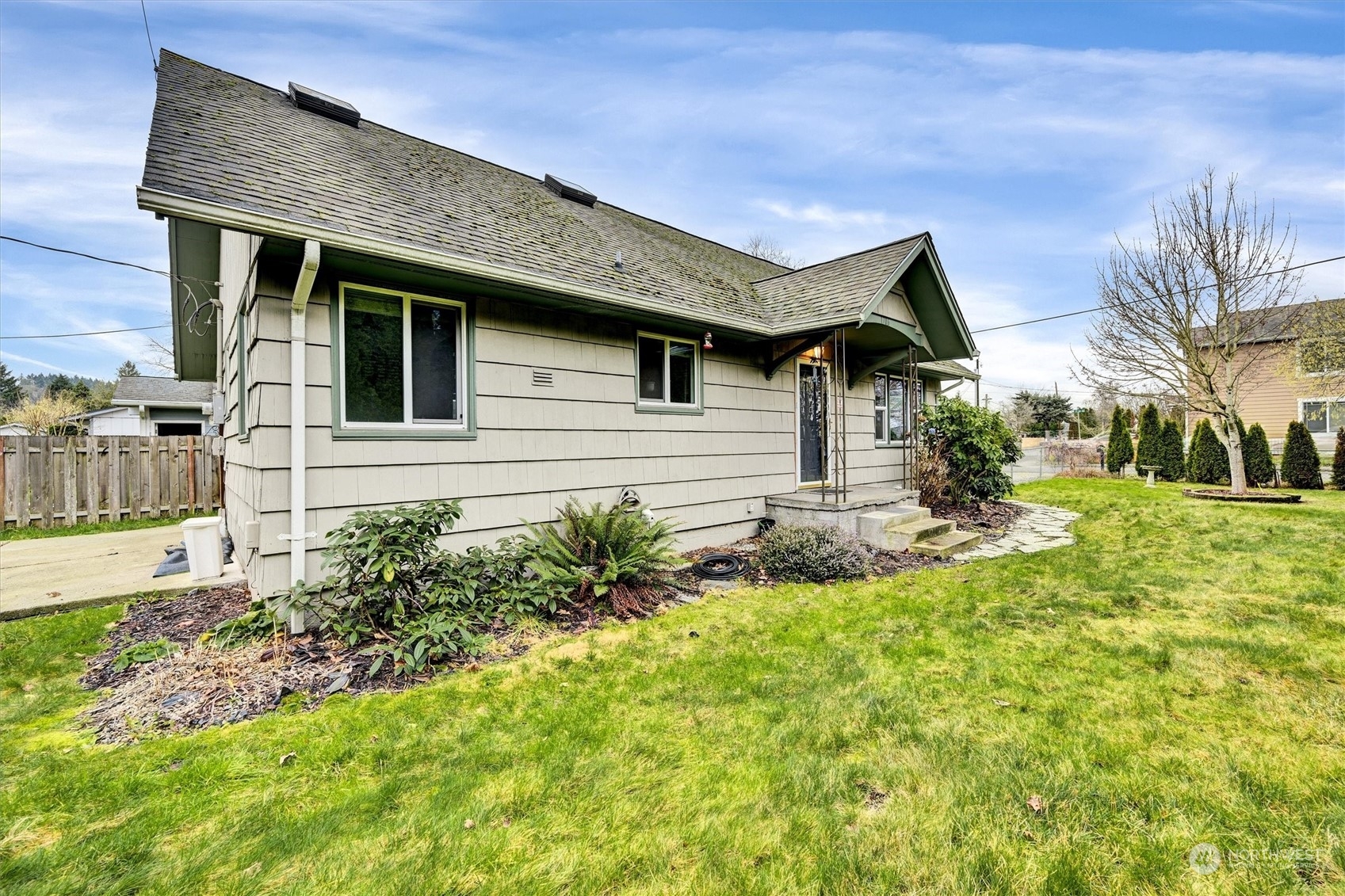 Property Photo: 1706 E Pioneer Way WA 98372