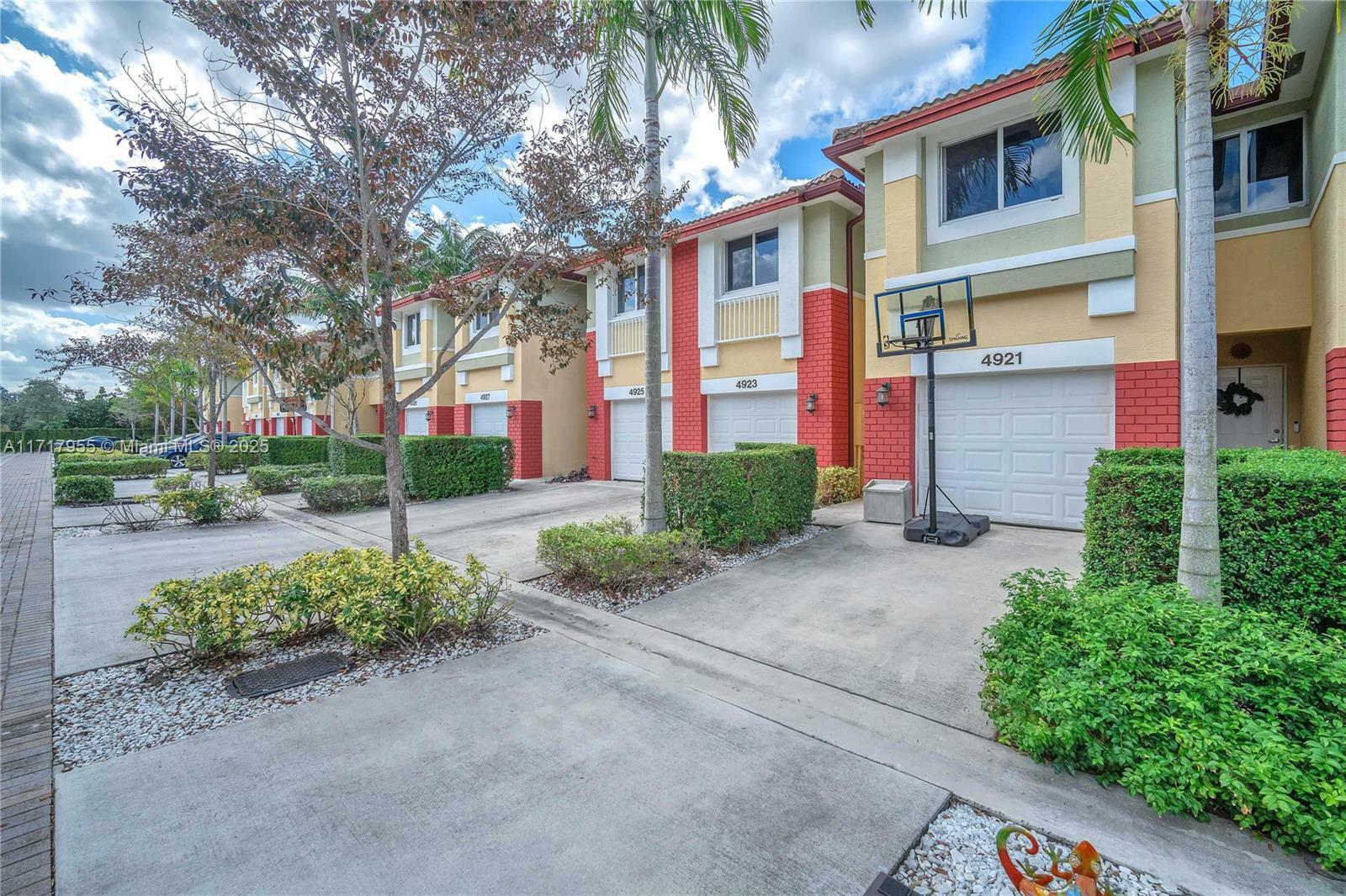 Property Photo: 4923 SW 66th Ter 4923 FL 33314