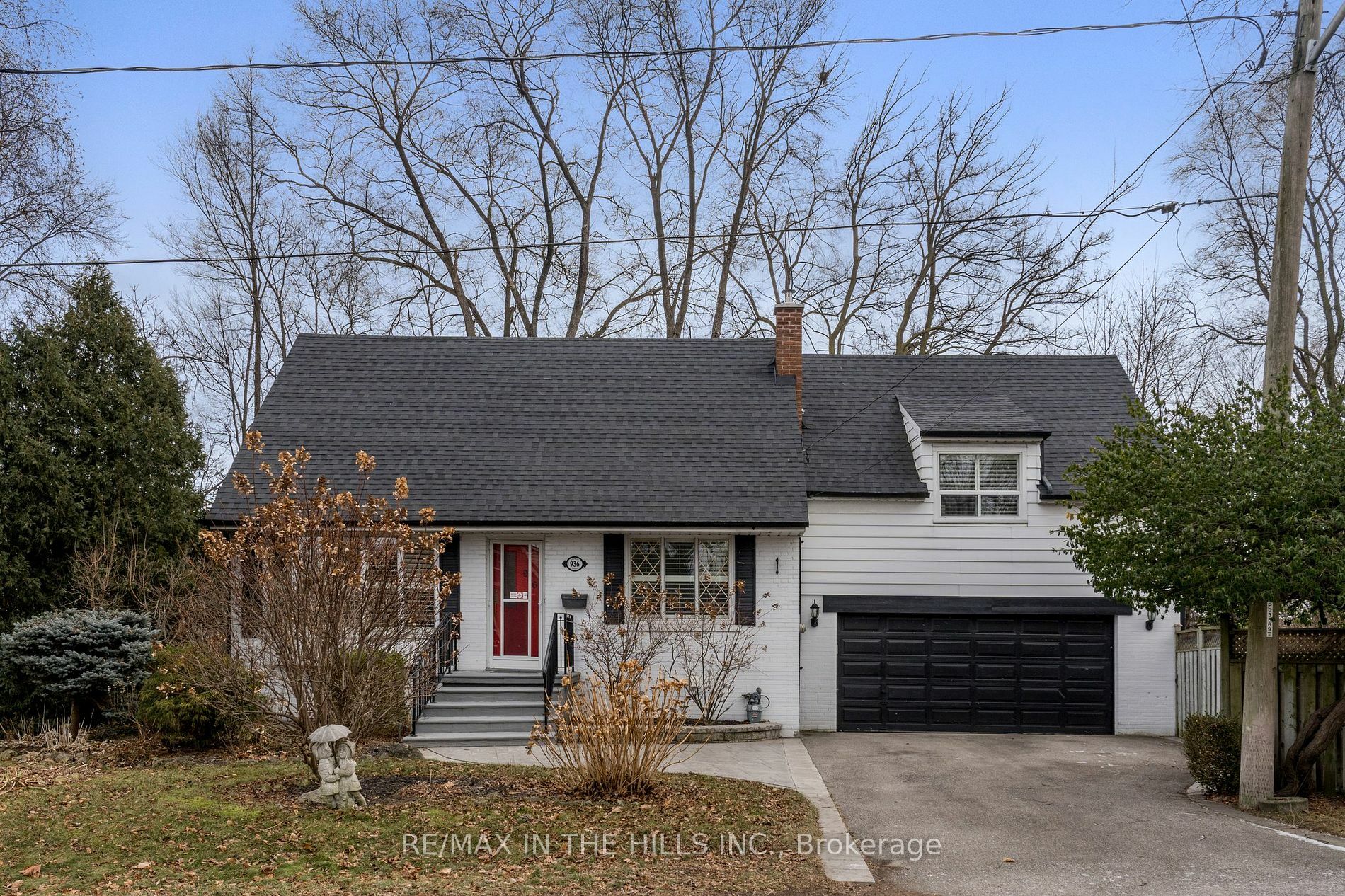 Property Photo:  936 Dormer St  ON L5E 1T5 