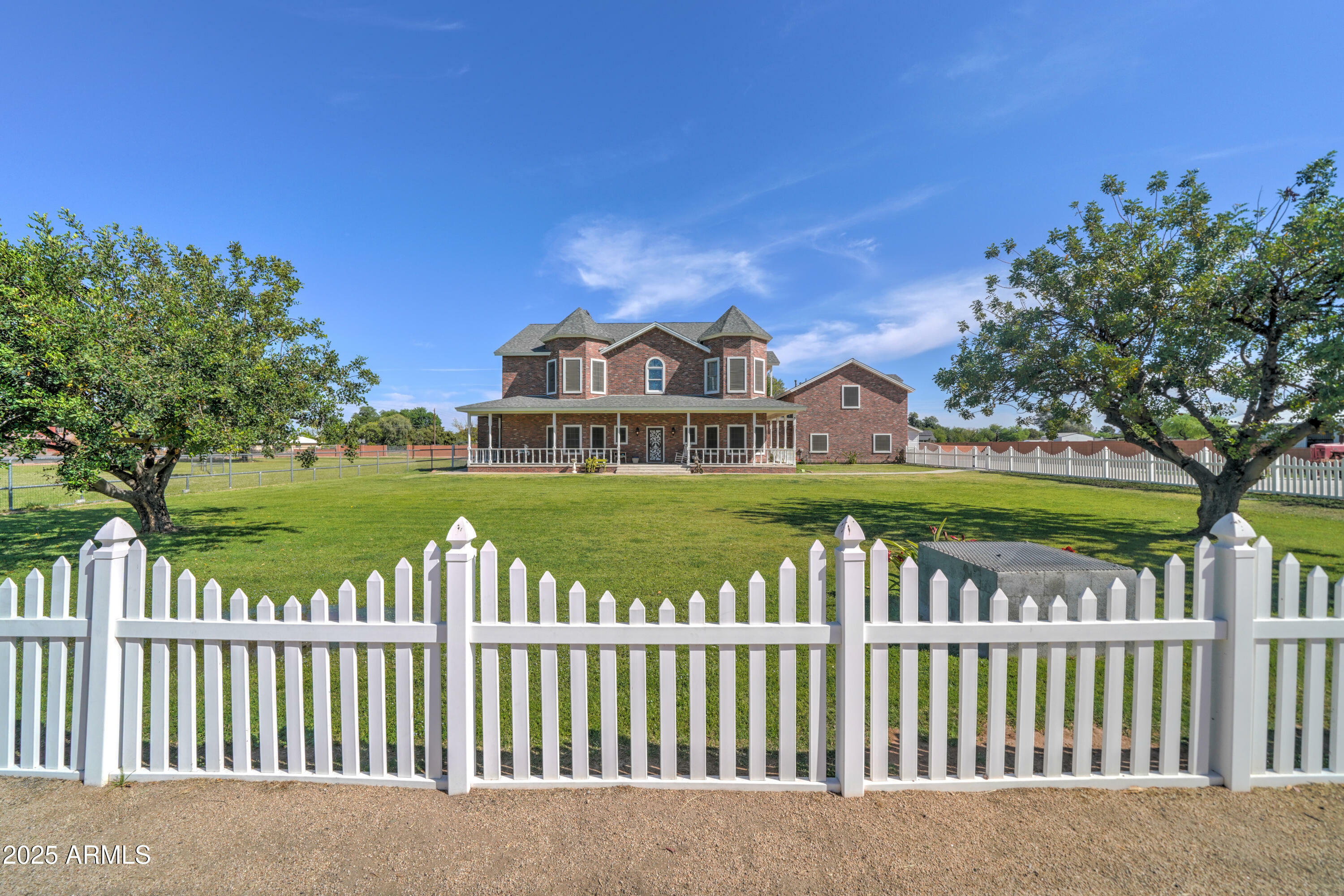 Property Photo: 424 E Lehi Road AZ 85203