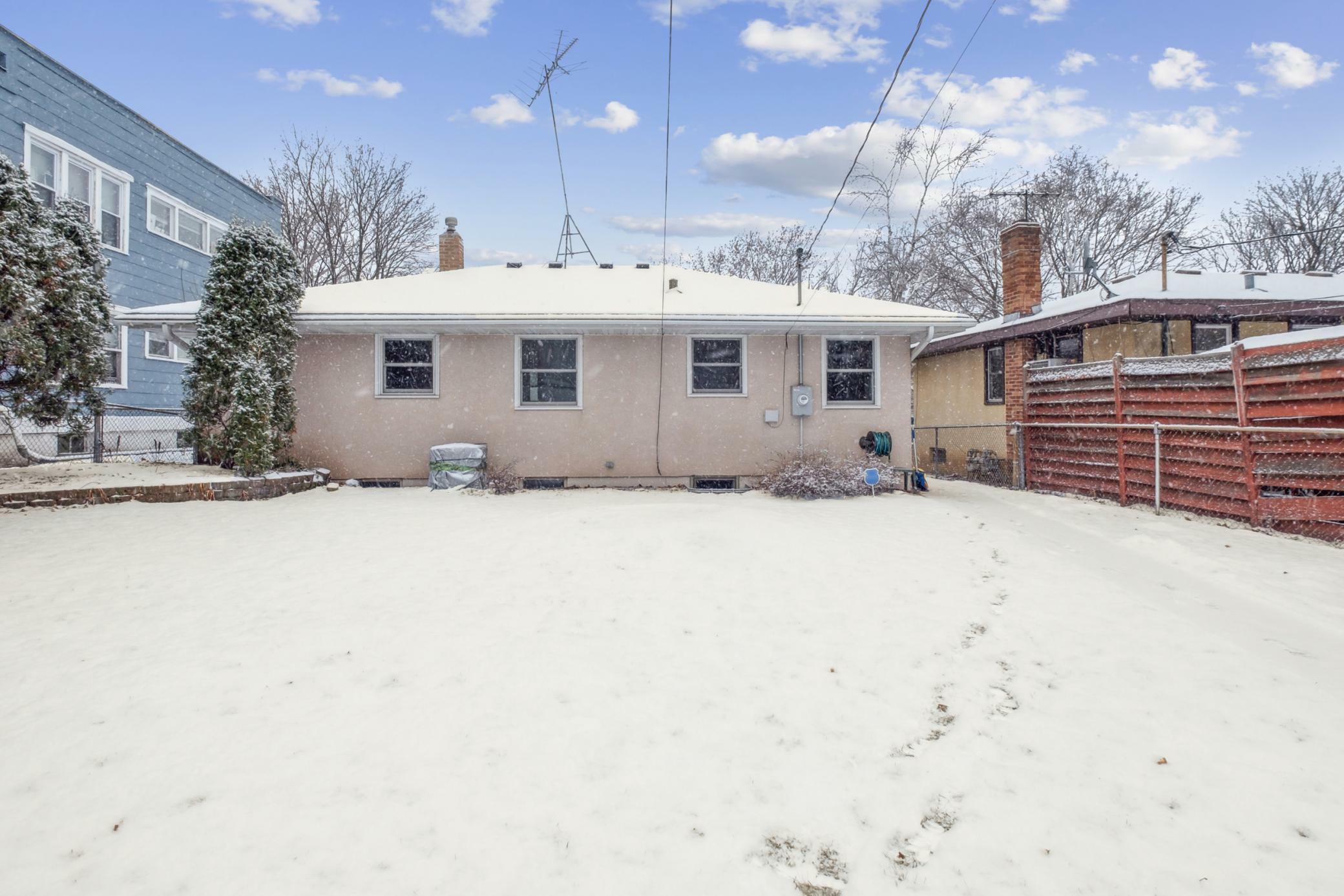 Property Photo:  150 Bates Avenue  MN 55106 