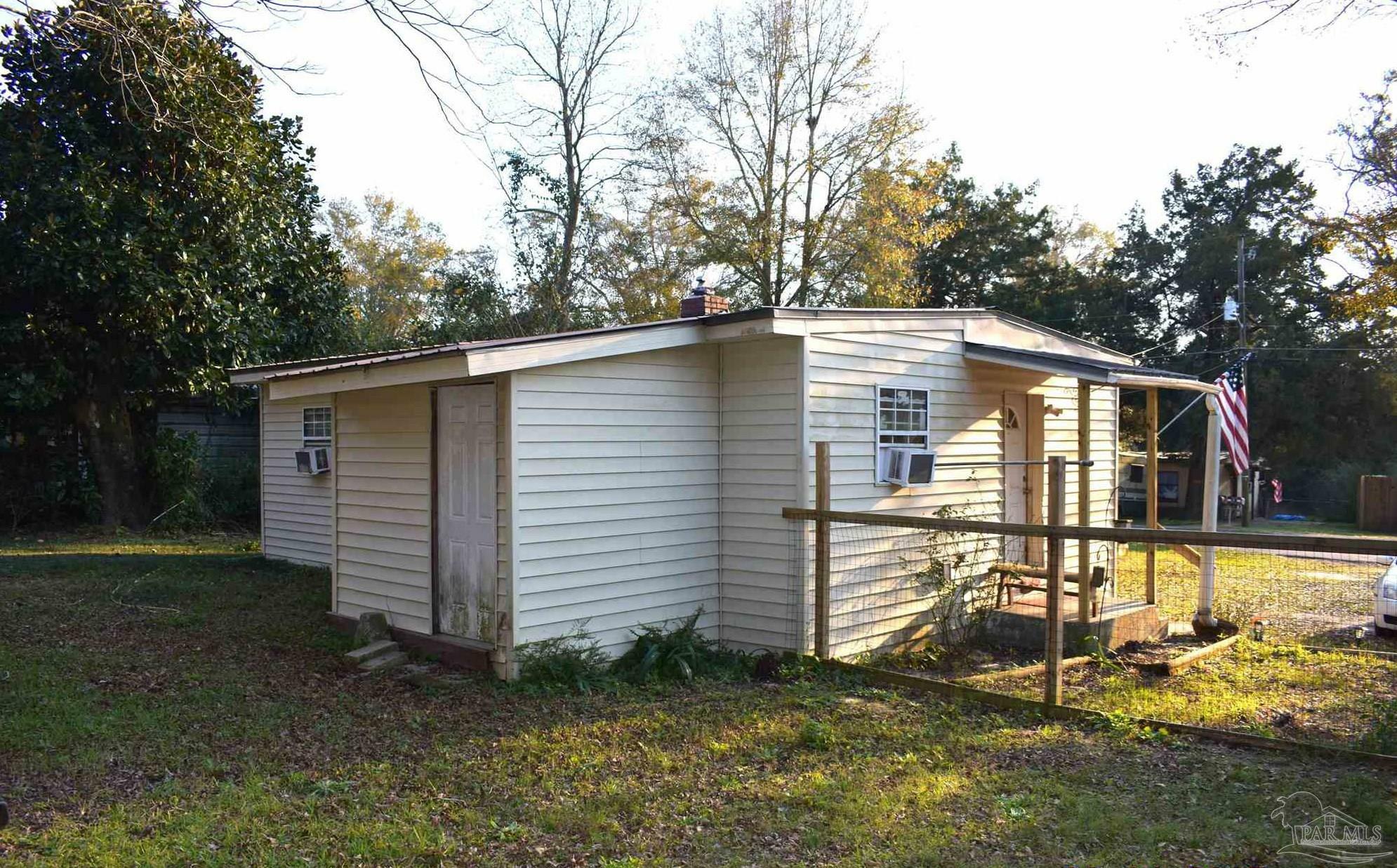 Property Photo:  420 Lakeview Ave  FL 32533 