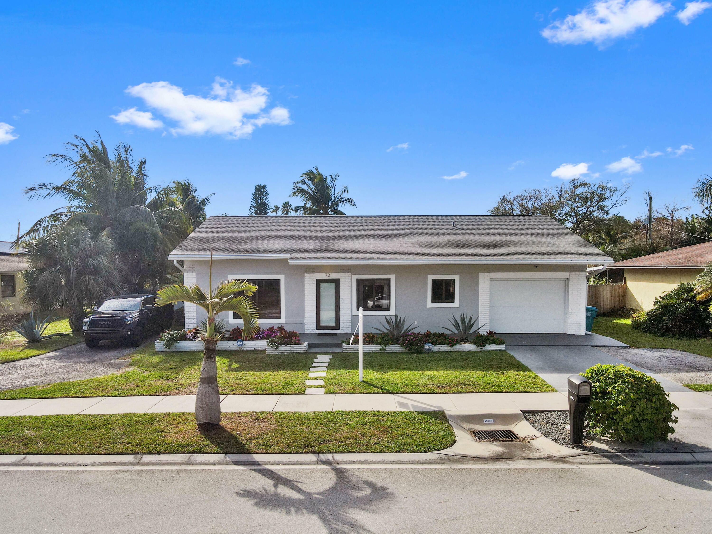 Property Photo:  728 NE 9th Avenue  FL 33435 