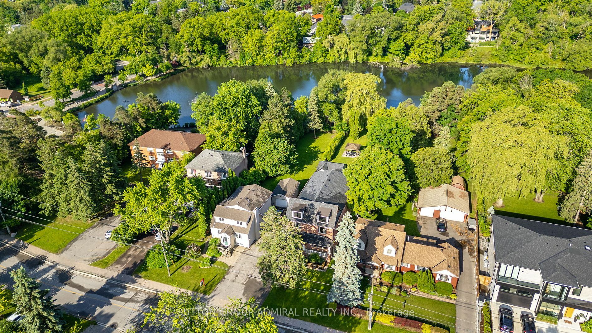 Property Photo:  114 Wood Lane  ON L4C 4W1 