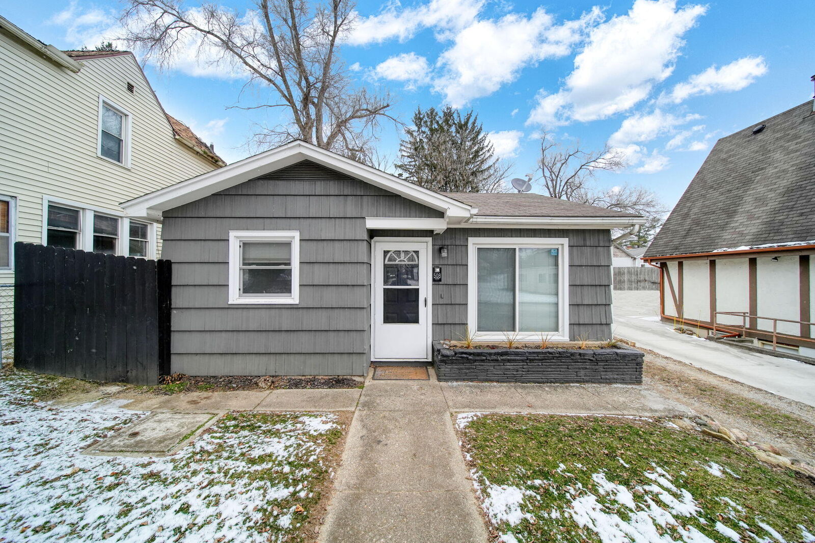 Property Photo:  508 E McDevitt Avenue  MI 49203 
