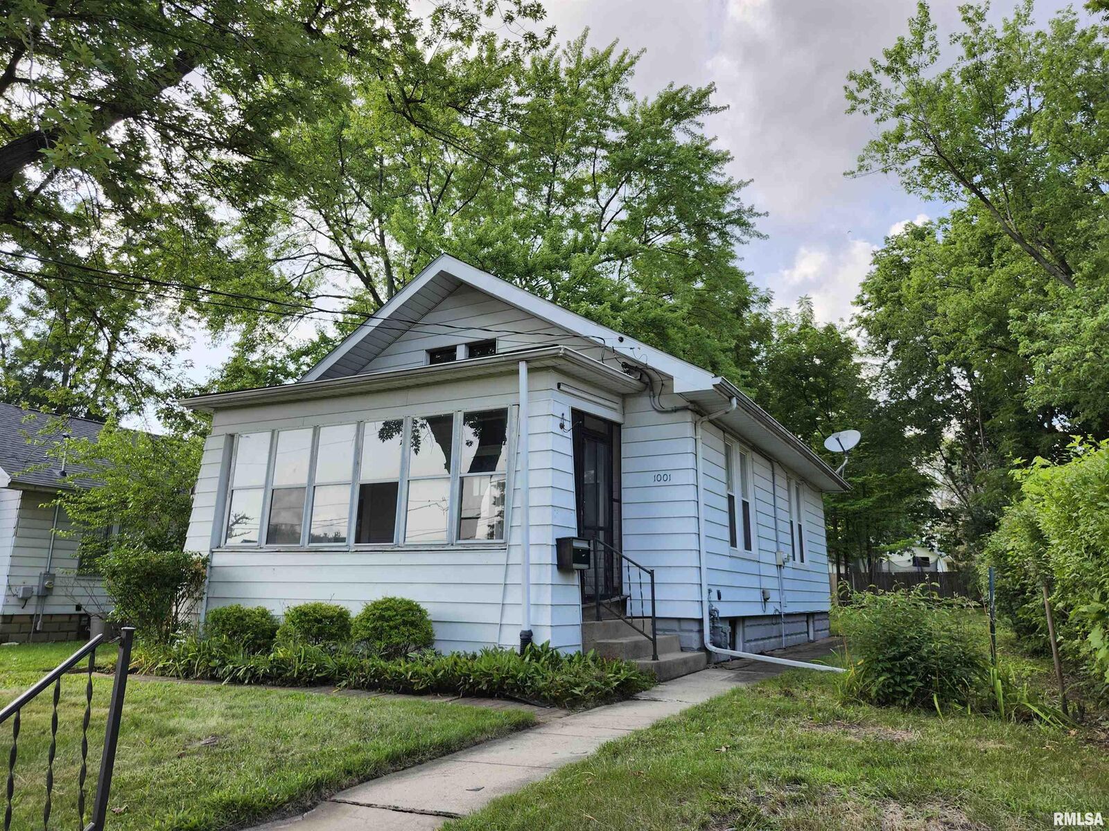 Property Photo: 1001 W Virginia Avenue IL 61604