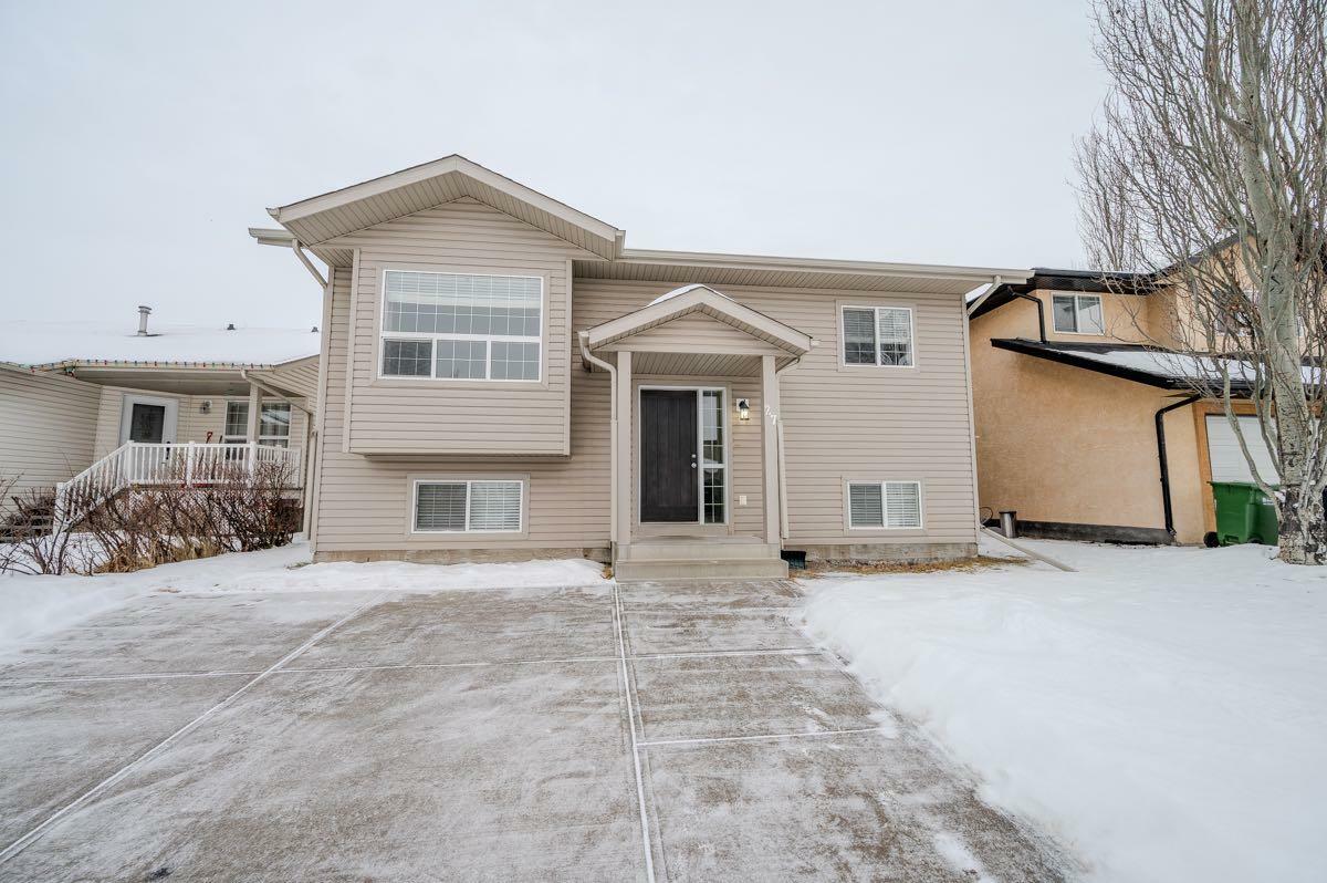 Property Photo:  27 Isaacson Crescent  AB T4R 3N1 