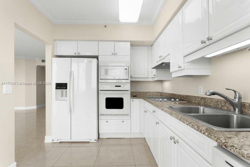 Property Photo:  4775 Collins Ave 1006  FL 33140 