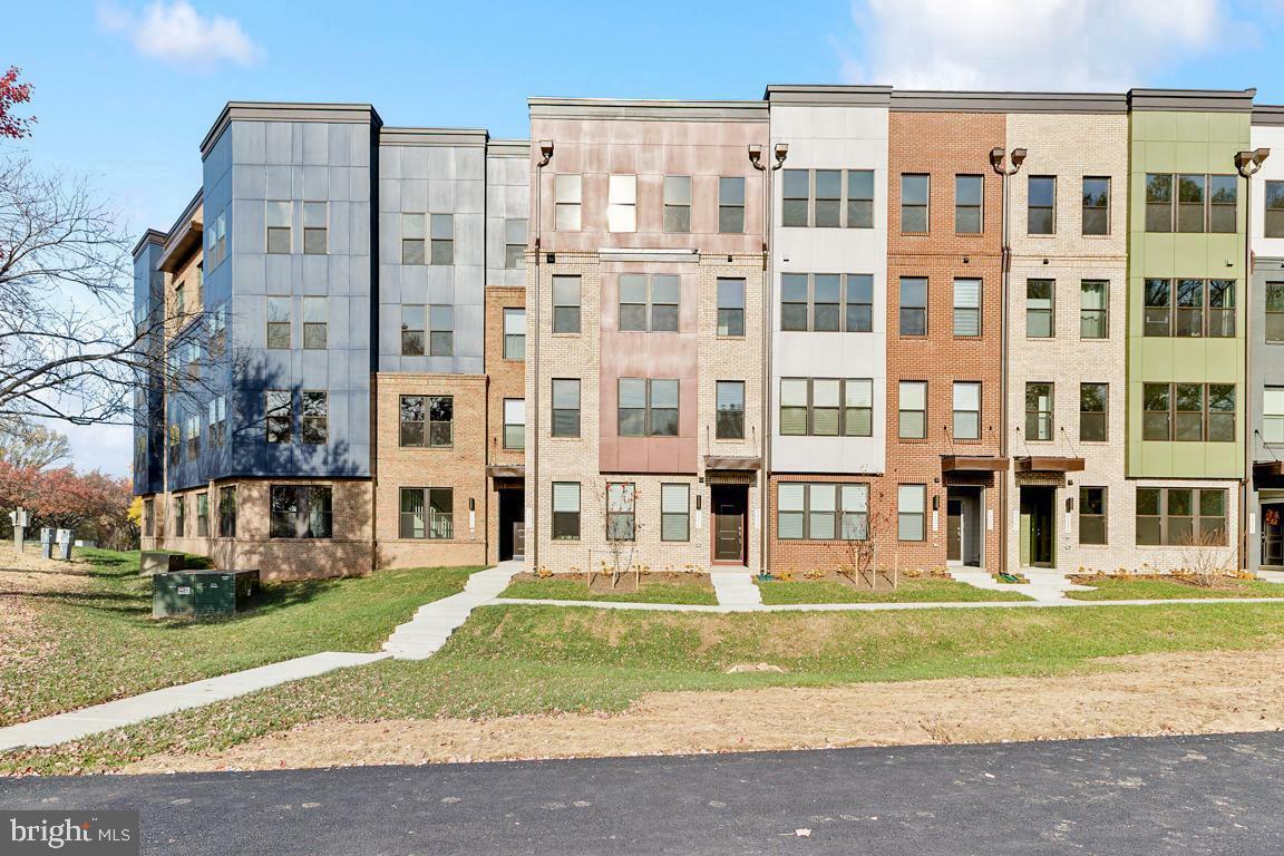 Property Photo: 14272 Newbrook Drive VA 20151
