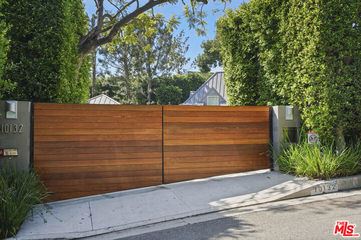 10132 Hillgrove Drive  Beverly Hills CA 90210 photo